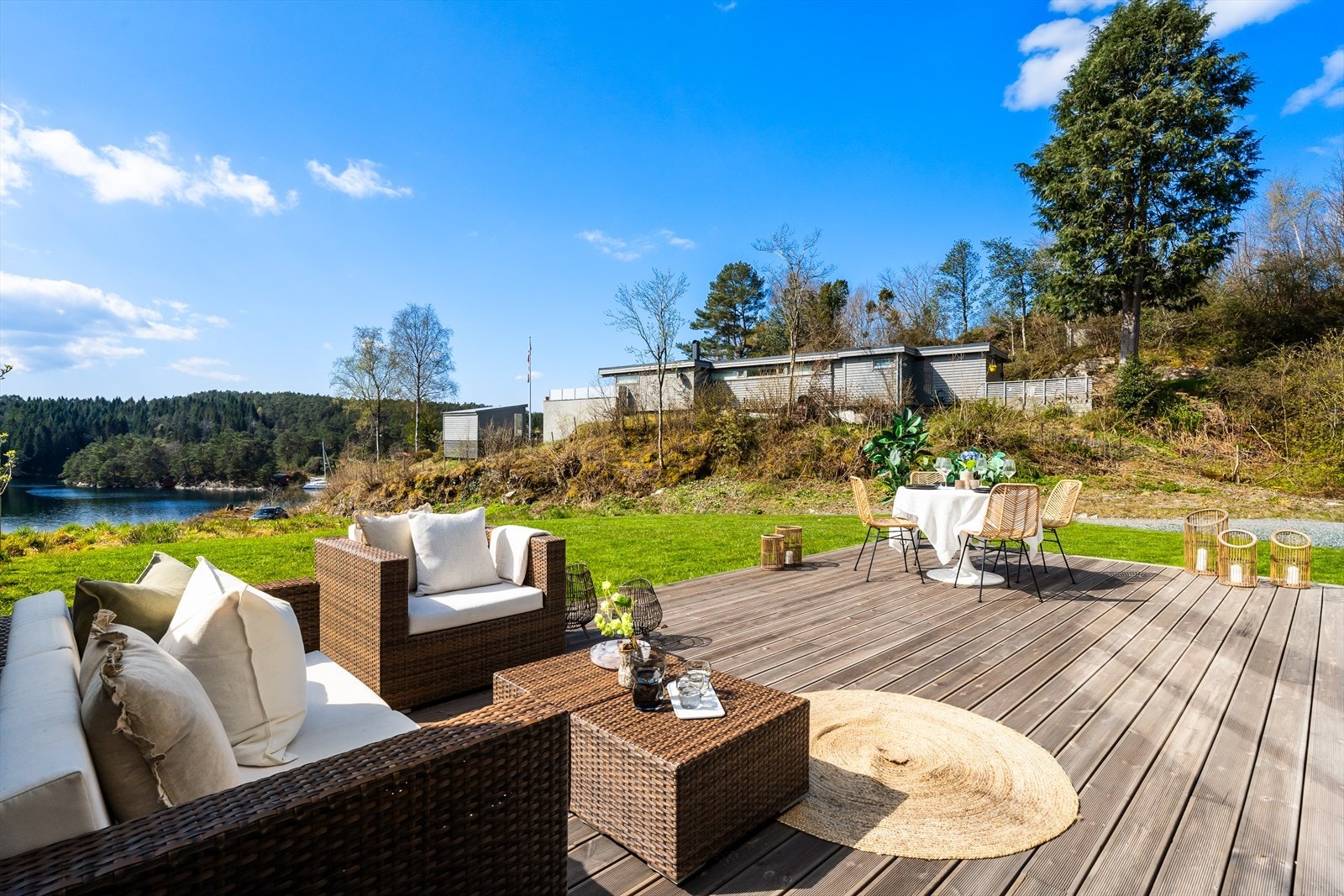 Fra terrassen kan man nyte flott utsikt og gode solforhold. Galleribilde