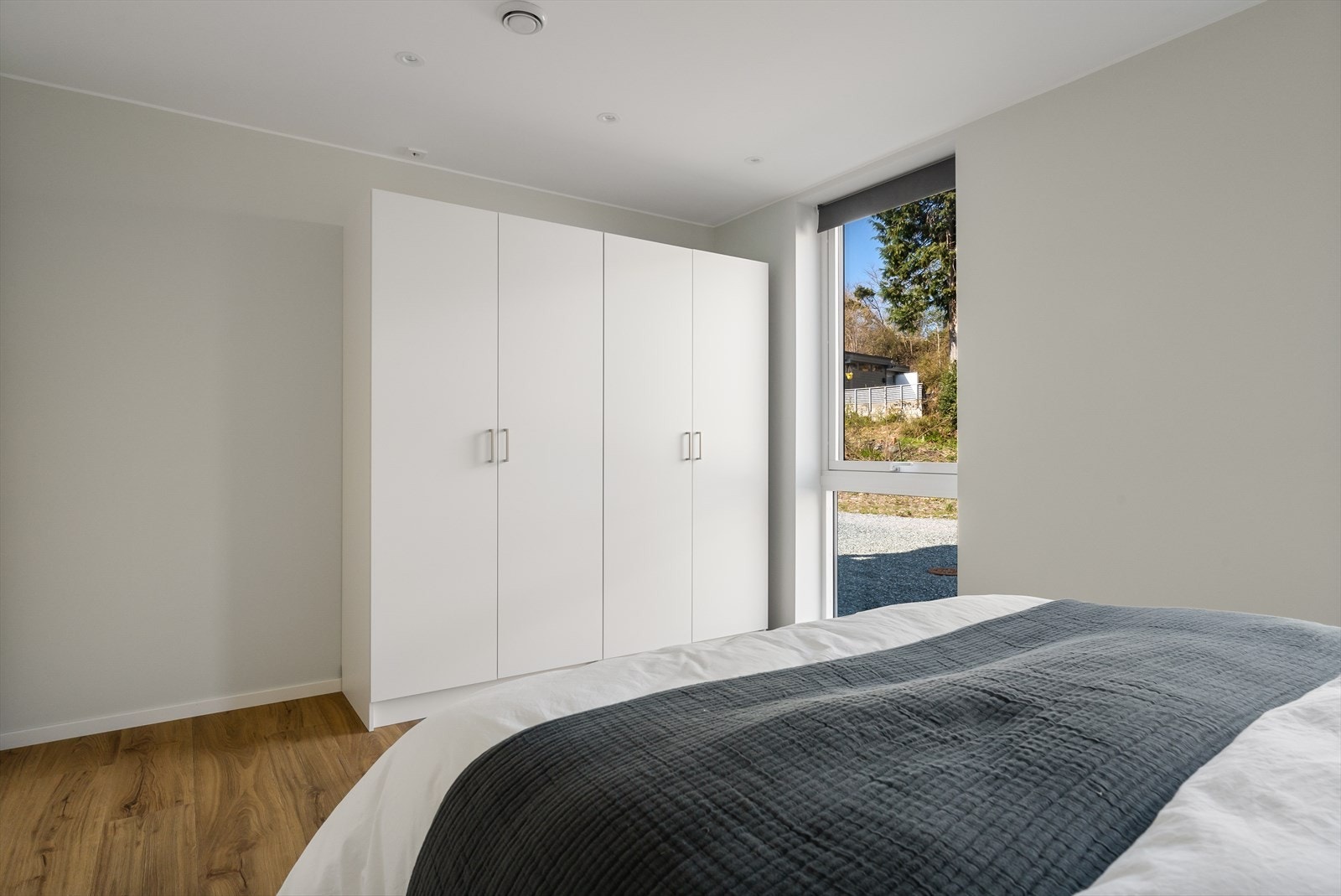 Soverommet er utstyrt med garderobeskap. Galleribilde