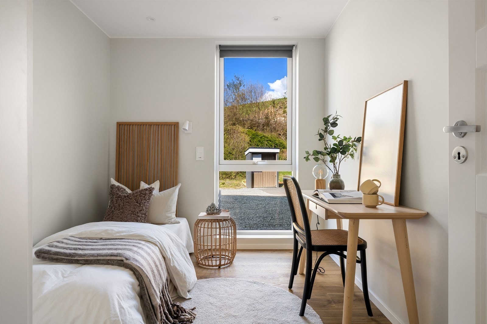 Soverommet har store vindusflater som gir godt lysinnslipp. Galleribilde