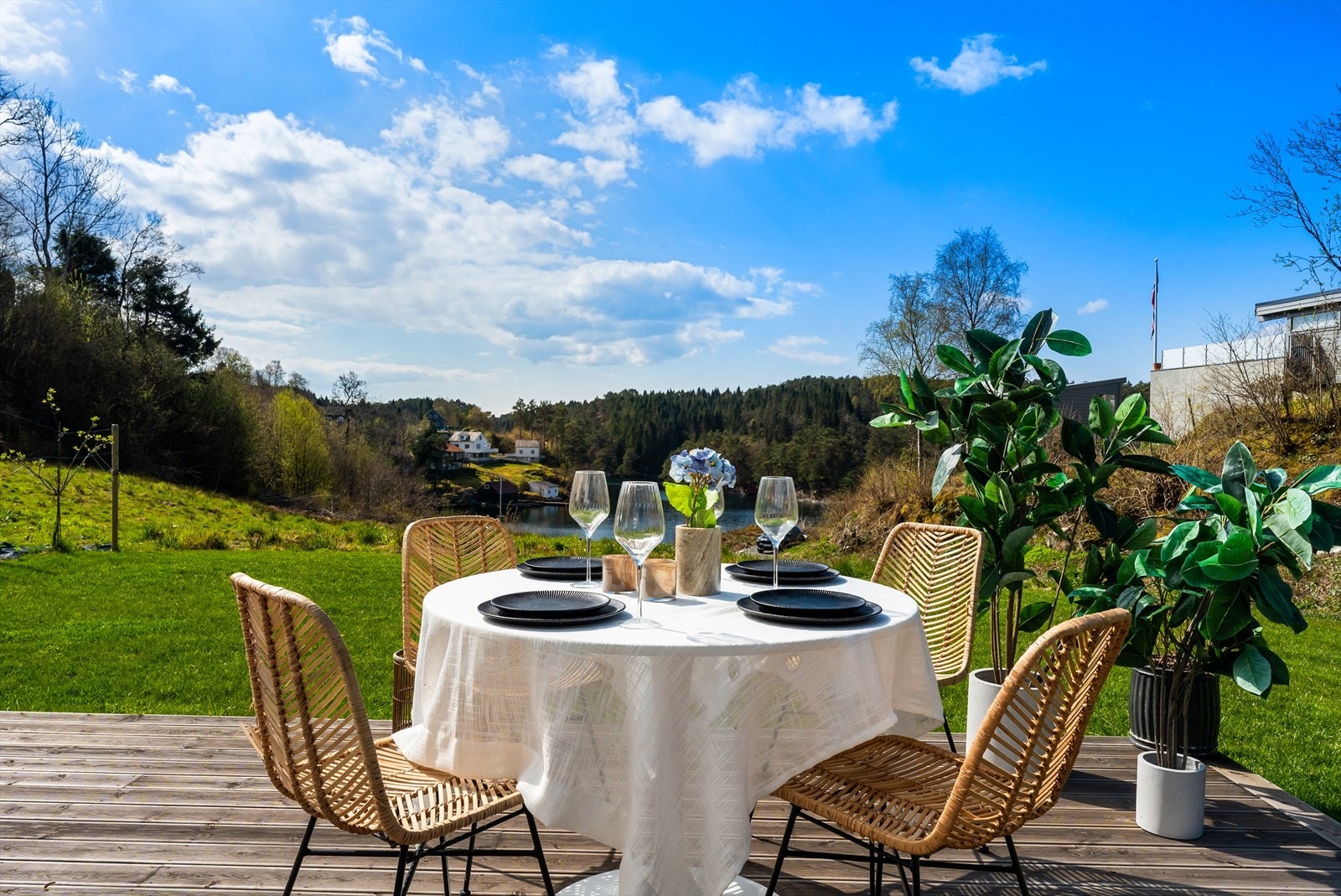 Eiendomsmegler Vest v/ Arild Lothe har gleden av å presentere Håvarsvegen 16B! Galleribilde