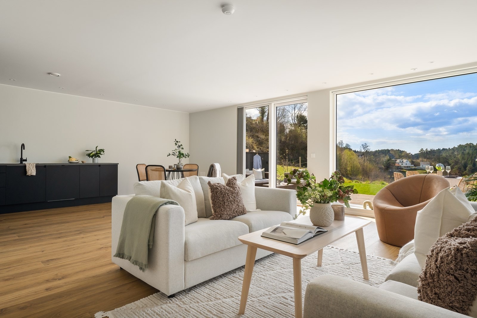 Åpen stue- og kjøkkenløsning. Galleribilde