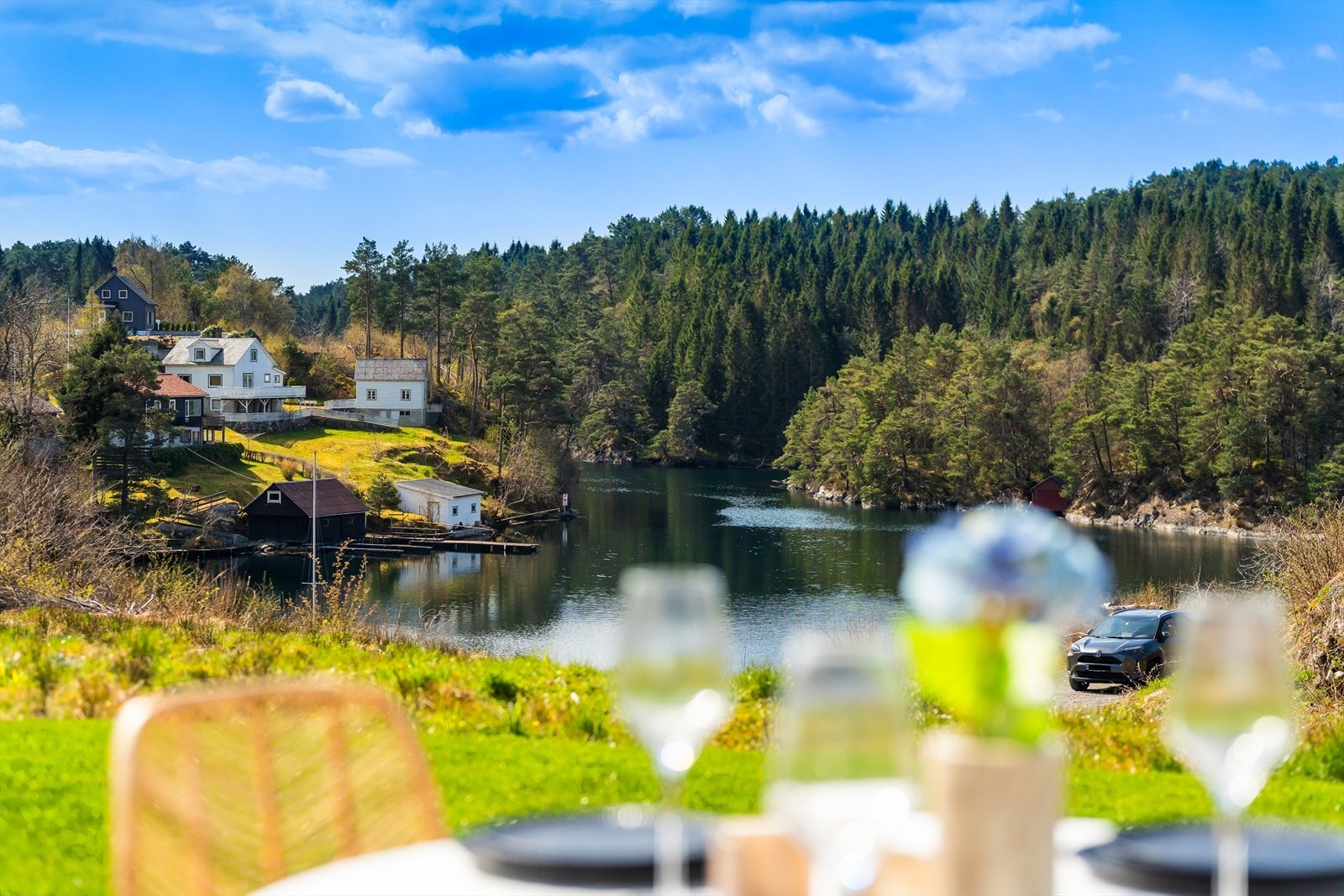 En lekker 4-roms selveierleilighet med herlig uteområde, flott utsikt og to garasjeplasser. Galleribilde
