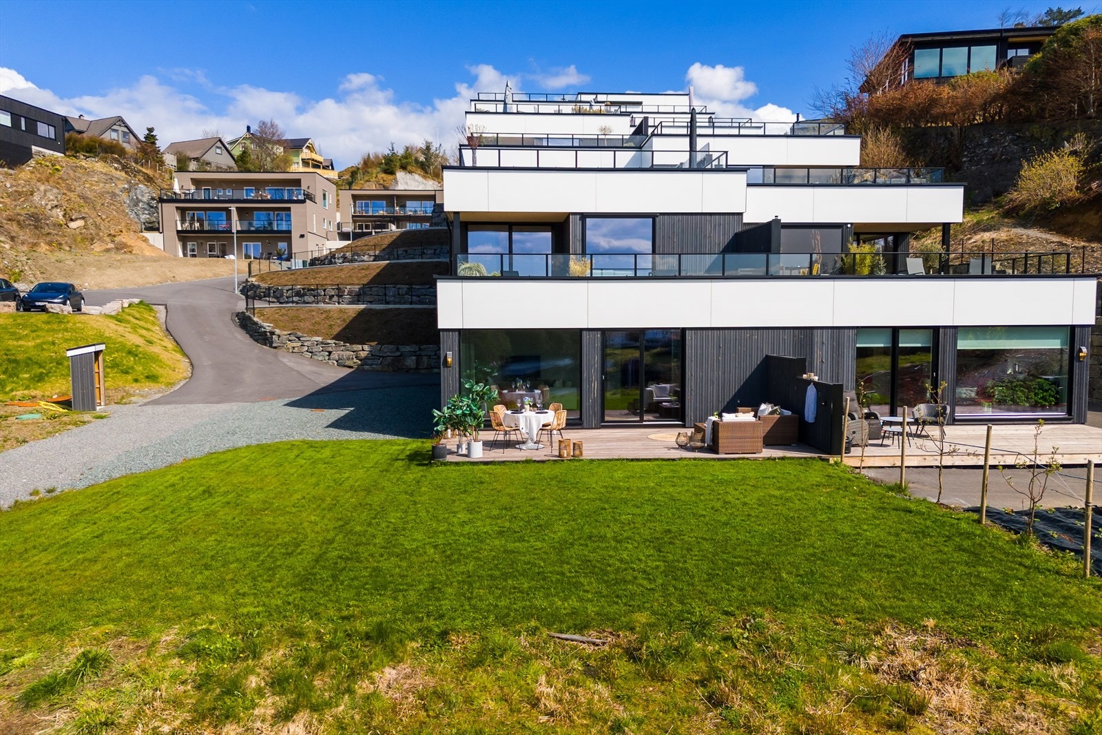 Eiendommen ligger solrikt til med kort vei til skole, barnehage, buss og dagligvare. Galleribilde