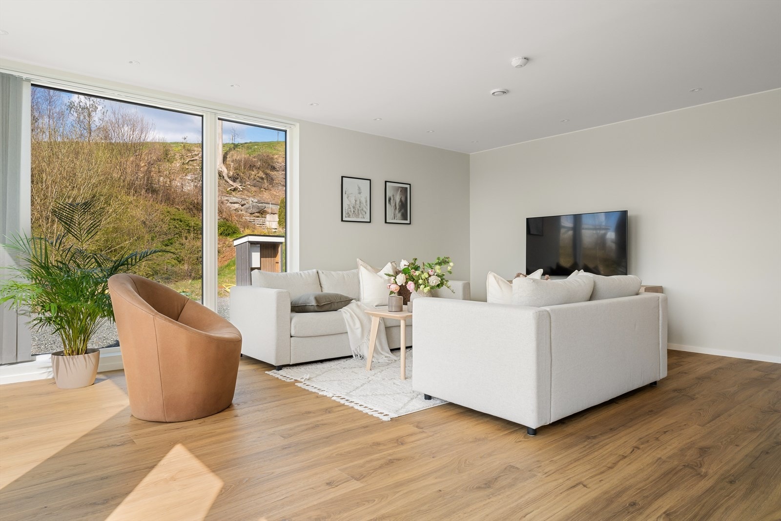 Innvendig har leiligheten vinyl på alle gulv i alle oppholdsrom og moderne farger på vegger. Galleribilde