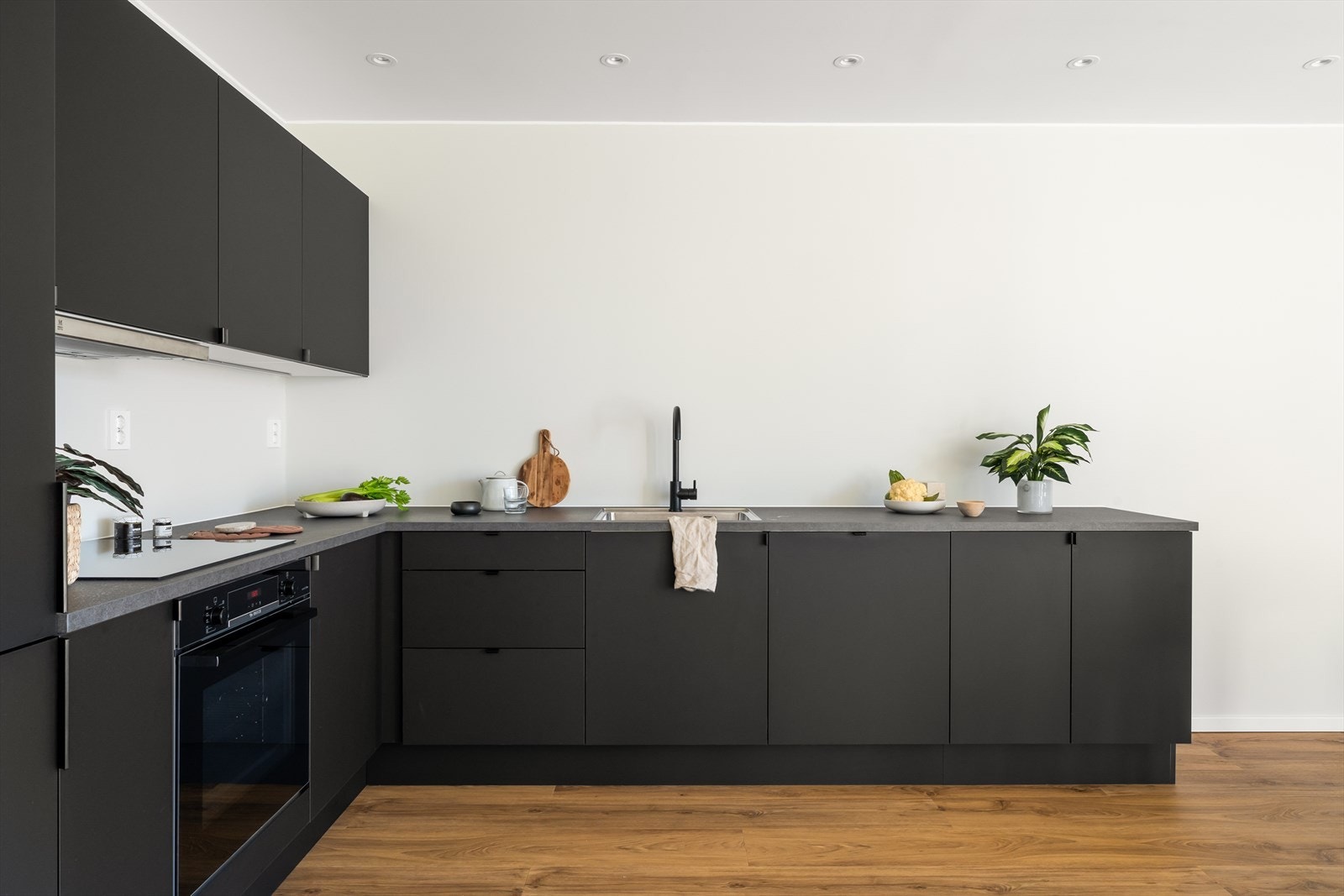 Over kjøkkenbenk er det montert downlights i tak. Galleribilde