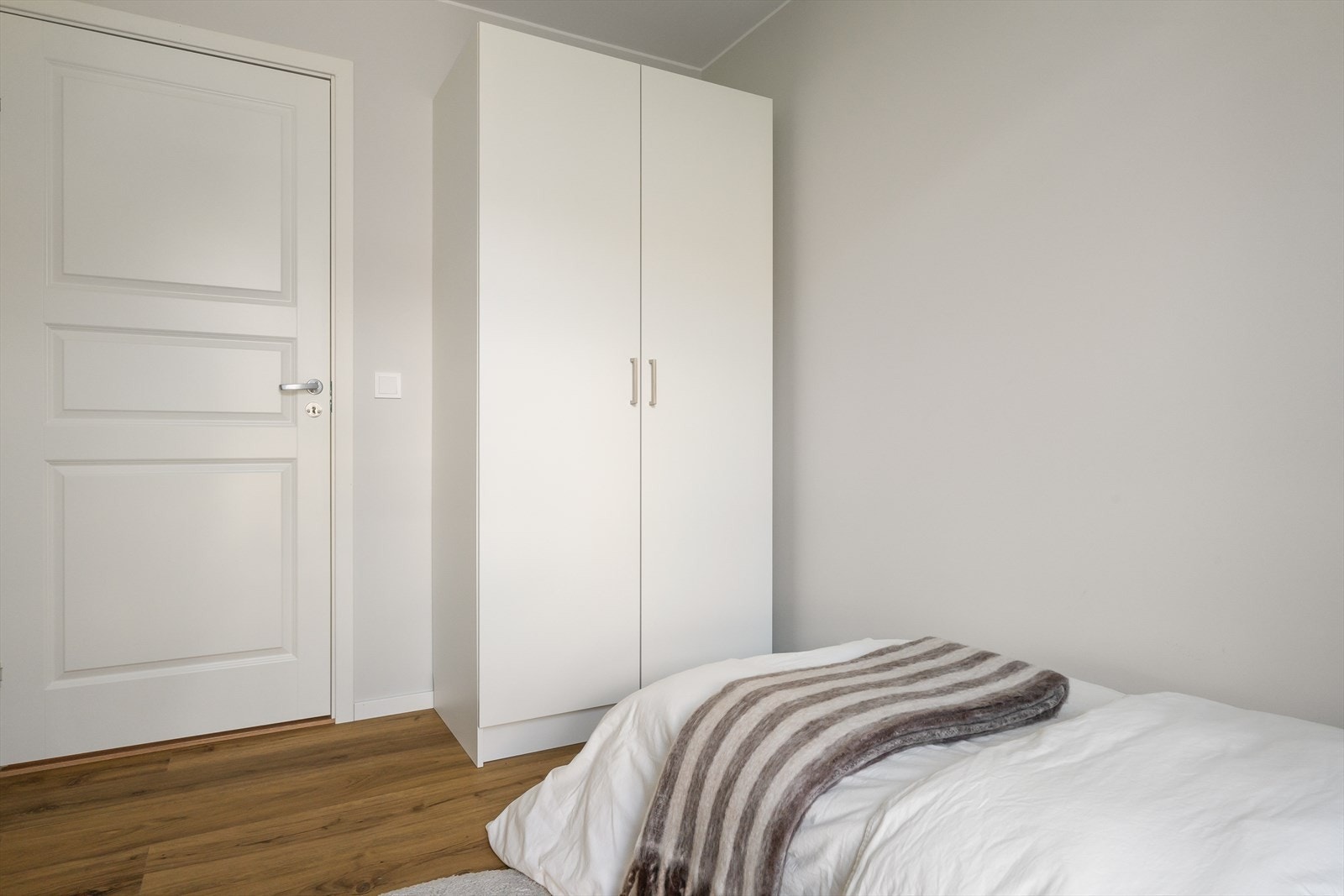 Soverommet er utstyrt med garderobeskap. Galleribilde