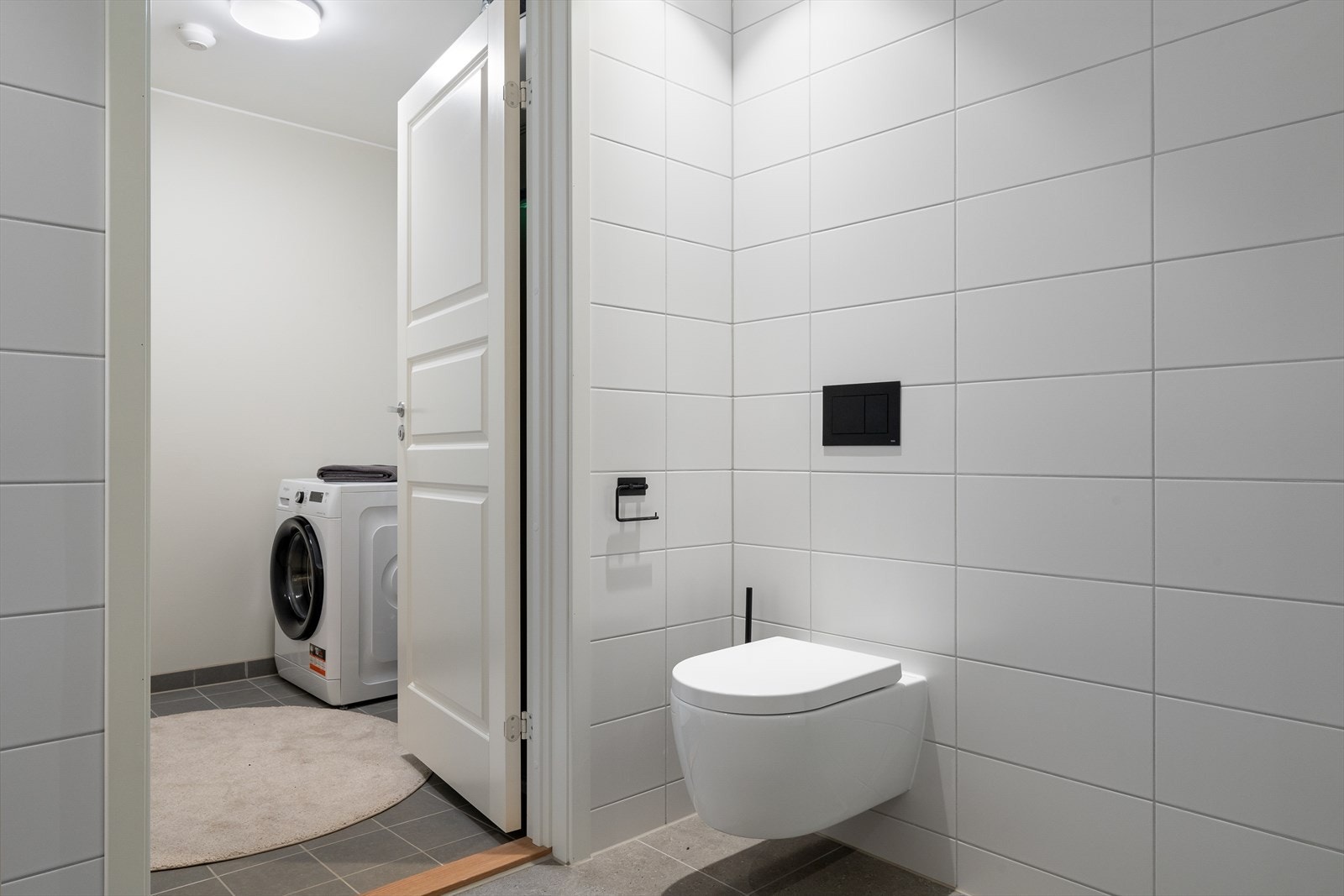 Praktisk vaskerom med fliser på gulv. Galleribilde