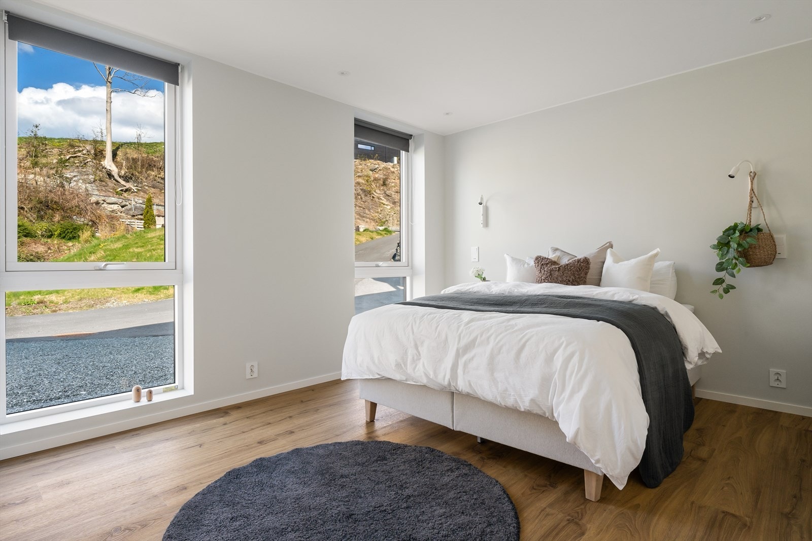 Leiligheten har totalt to gode soverom. Hovedsoverom er god størrelse med plass til seng, nattbord og elles ønsket møblement. Galleribilde