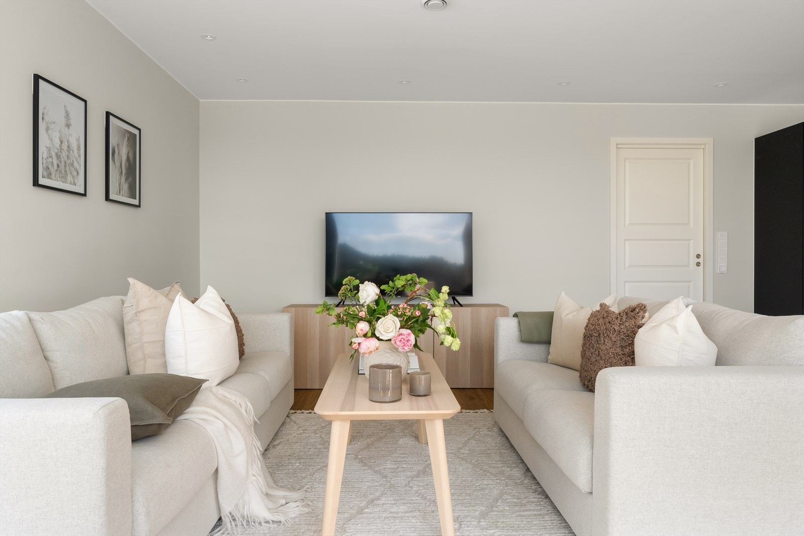 Det er god plass til å innrede med både spisegruppe og sofagruppe. Galleribilde