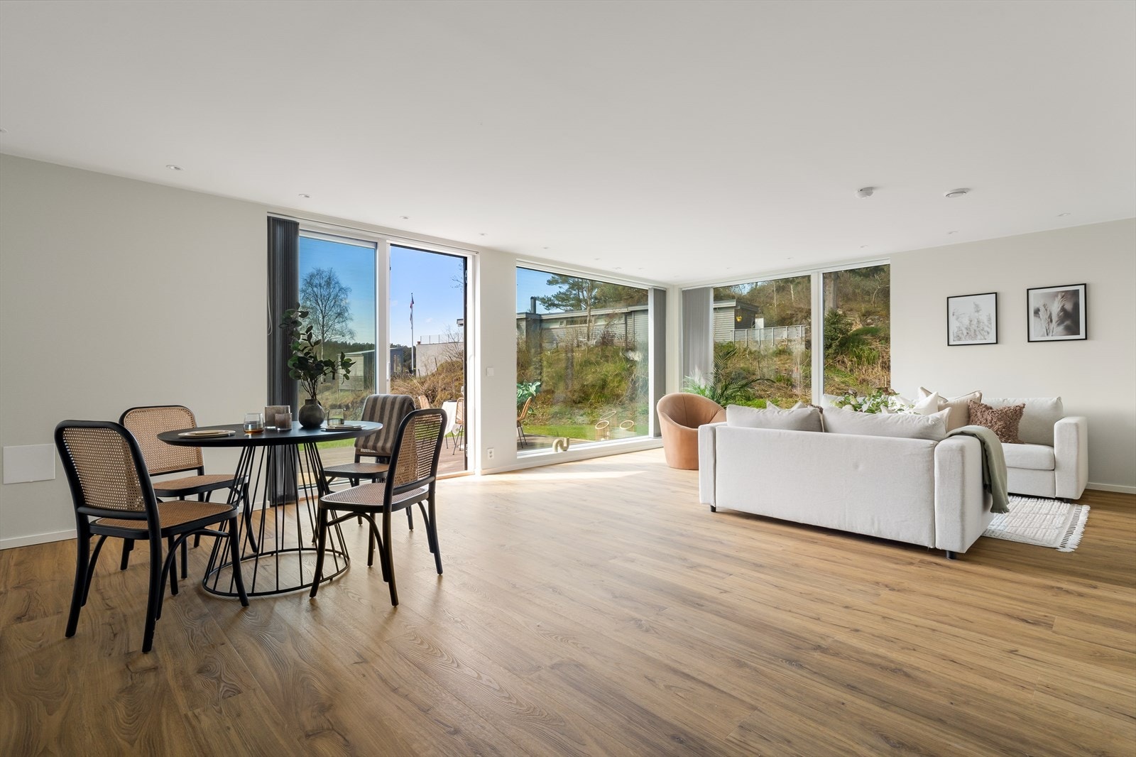 Store vindusflater som sørger for rikelig med naturlig lysinnslipp. Galleribilde