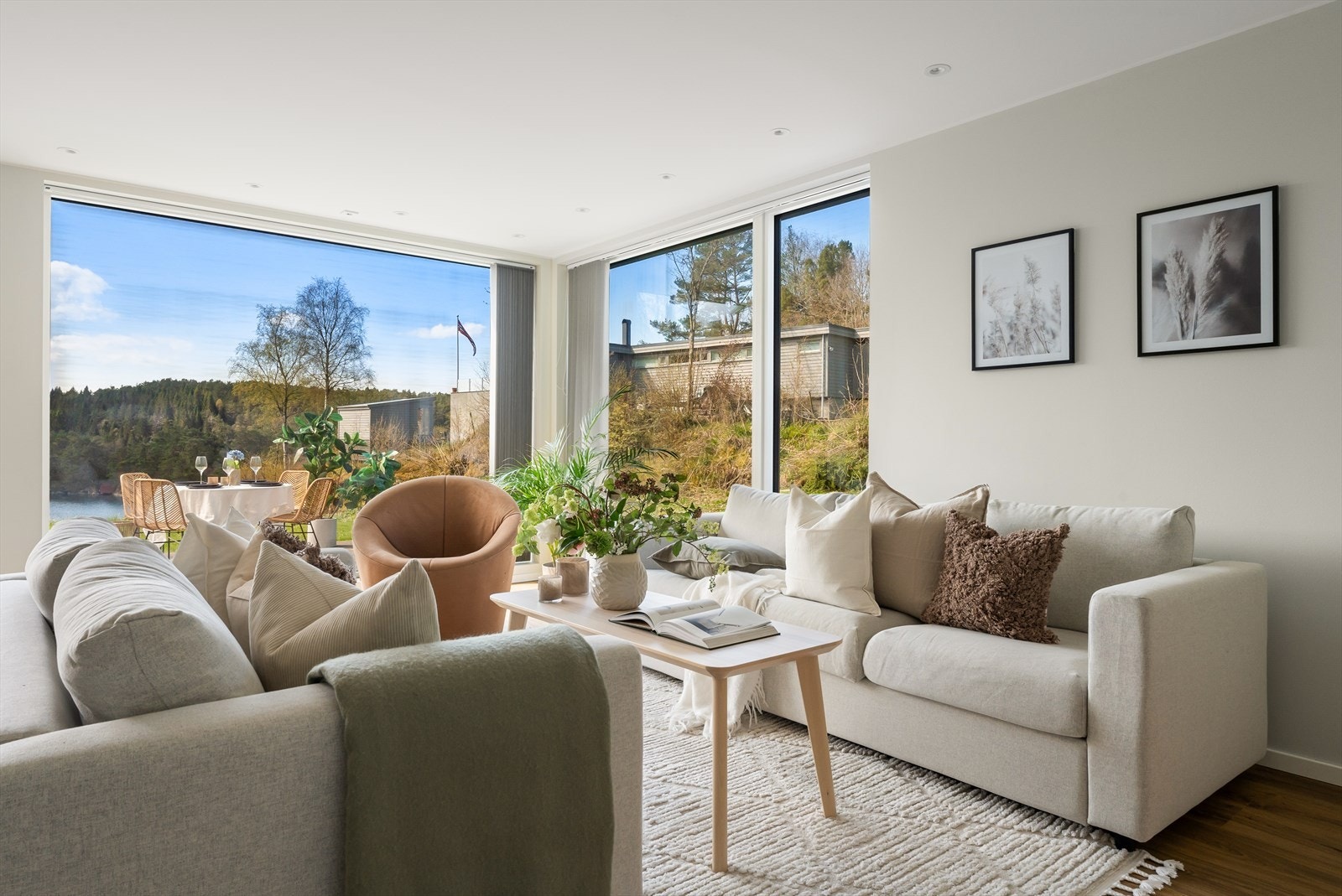 Leiligheten har gjennomgående god og moderne standard på overflater, innredninger og installasjoner. Galleribilde