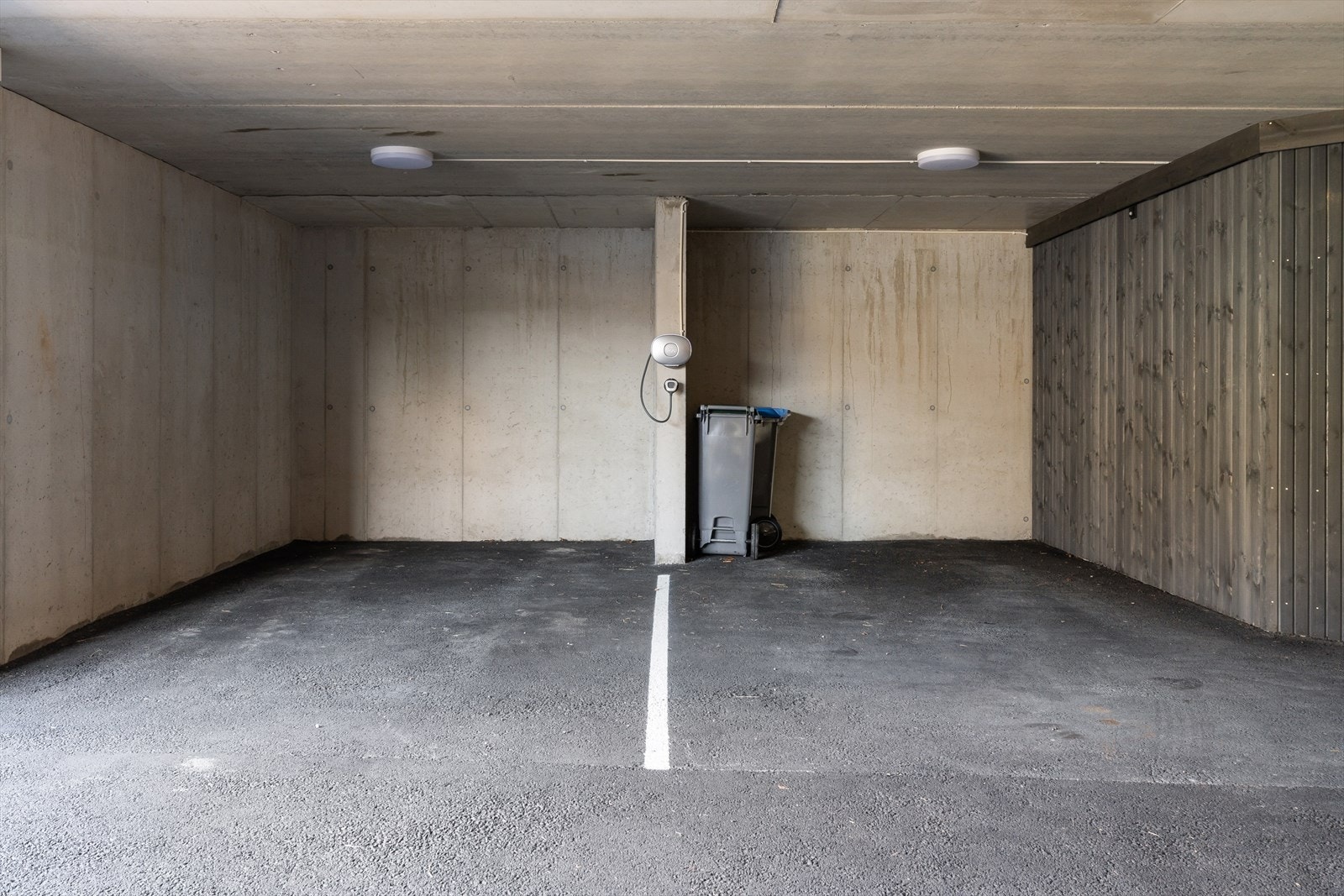 Her er det dobbel garasjeplass med el-bil lader og utvendig sportsbod. Galleribilde