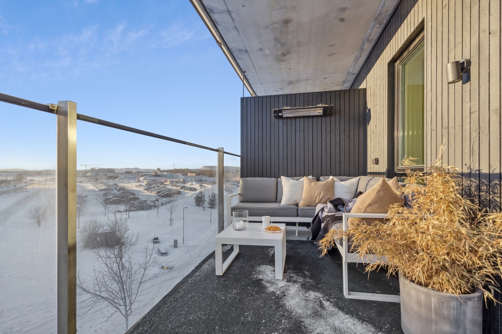 Romslig balkong på 9 kvm med sol på dagtid. Møblene blir stående igjen. Galleribilde