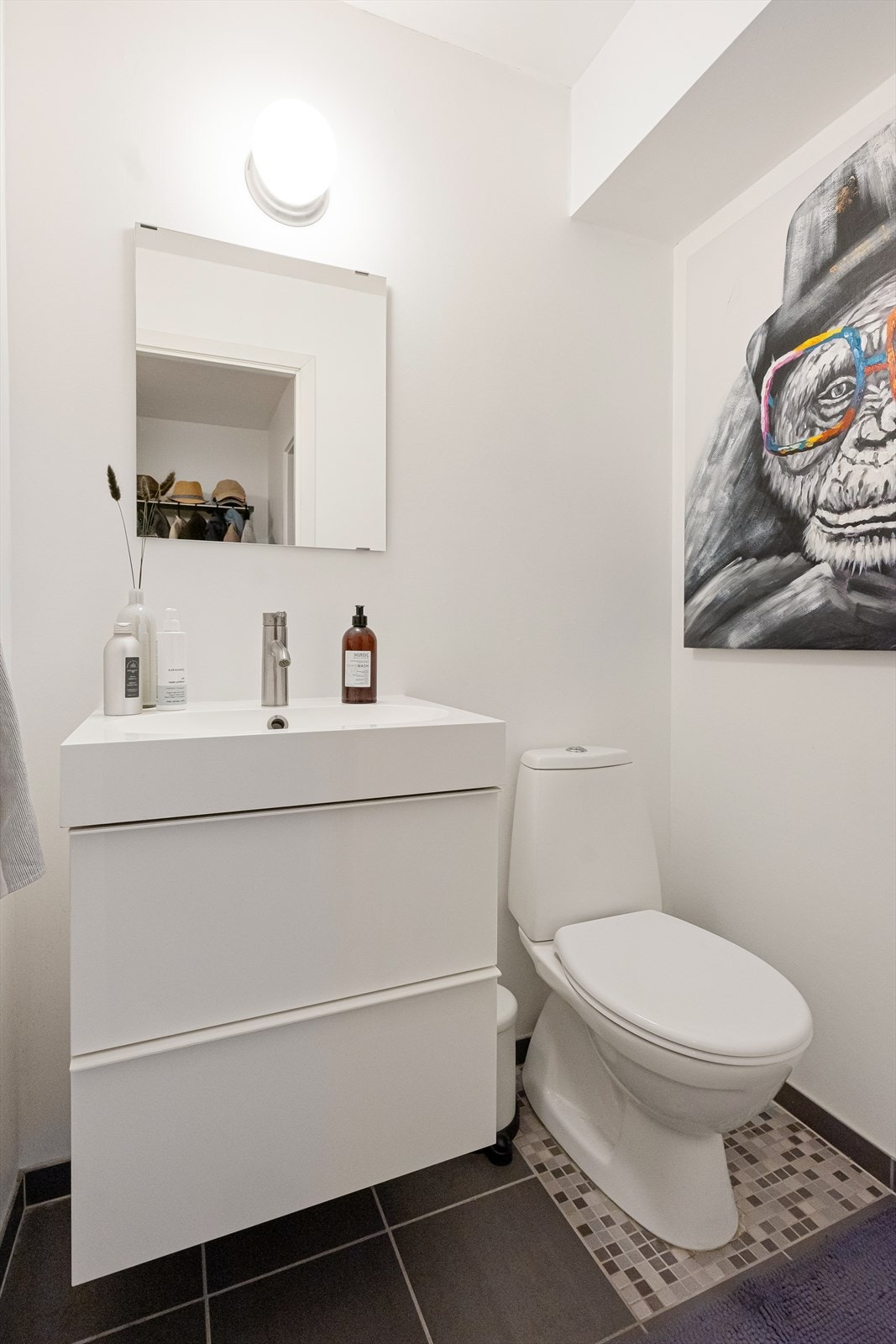 Lyst og moderne toalett med stilrent design. Galleribilde