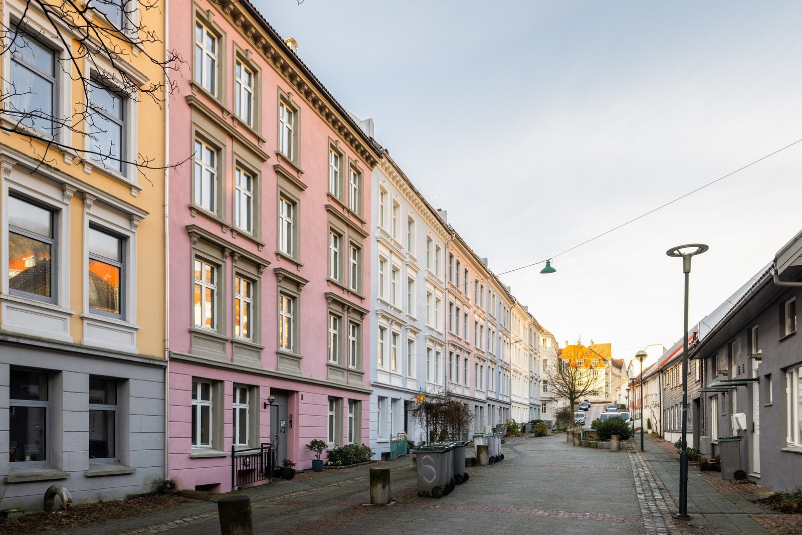 Repslagergaten har en attraktiv og praktisk beliggenhet i Sandviken, som er et av Bergens mest historiske og sjarmerende områder.
Området rundt Repslagergaten er preget av brosteinsgater, historiske hus og en blanding av moderne og tradisjonelle bygg. Galleribilde