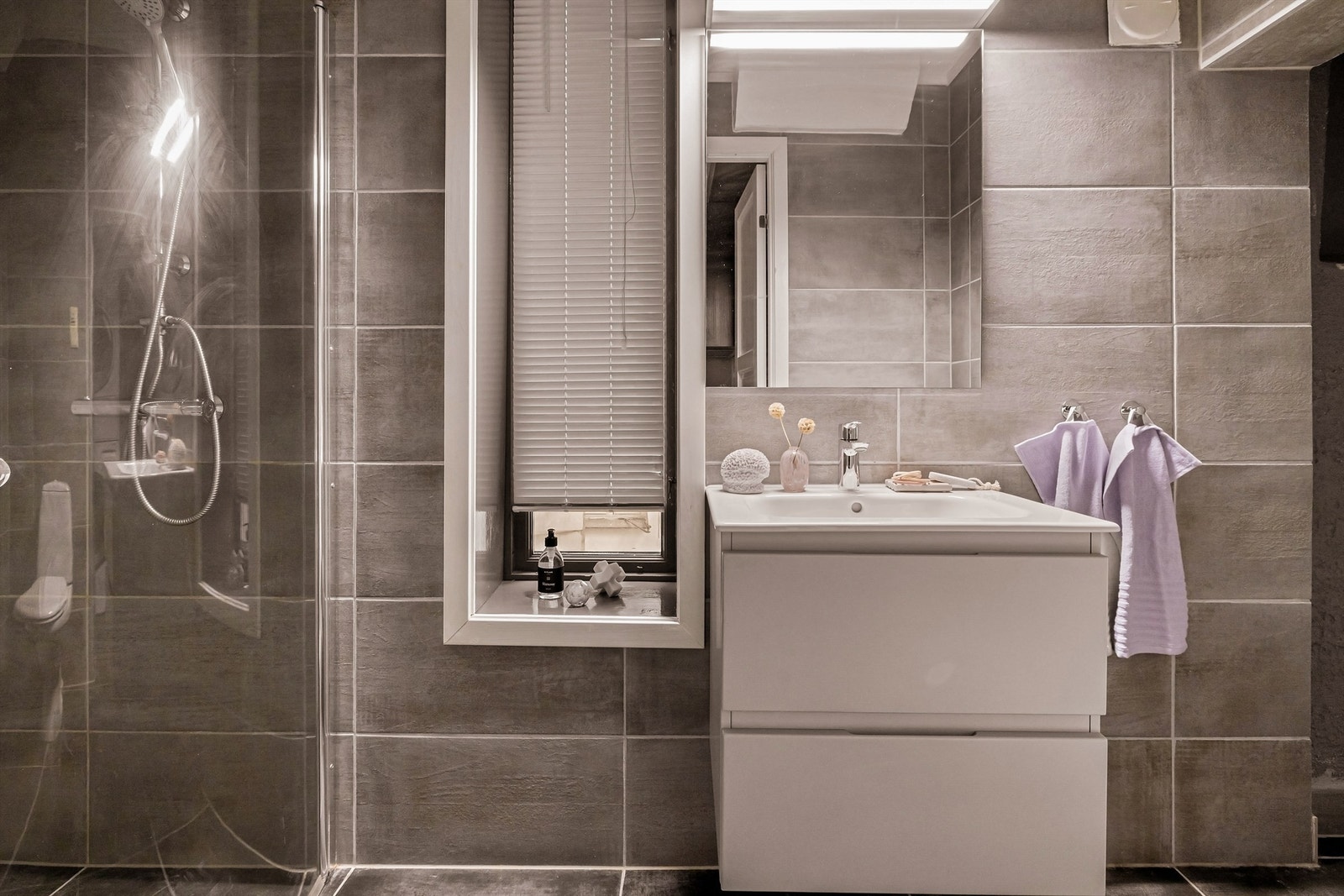 Varmekabler i gulvet gir rommet behagelig temperatur. Naturlig ventilasjon. Galleribilde