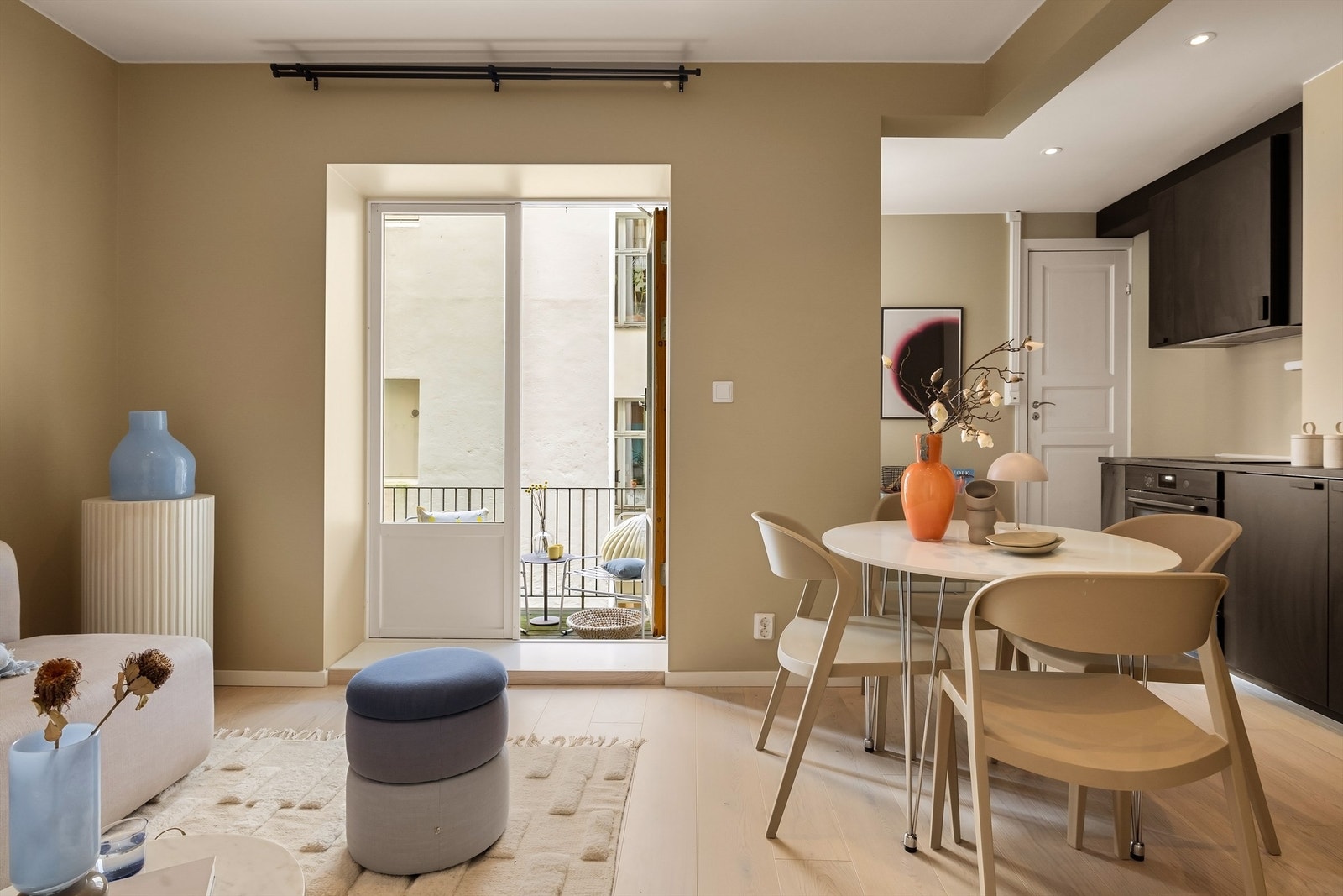 Utgang fra stuen til uteplass som vender mot bakgården. Galleribilde