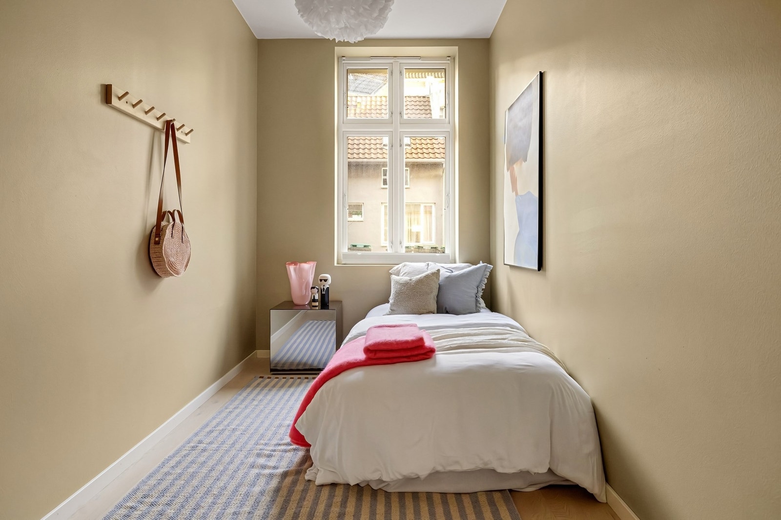 Ett av leilighetens to soverom. Galleribilde