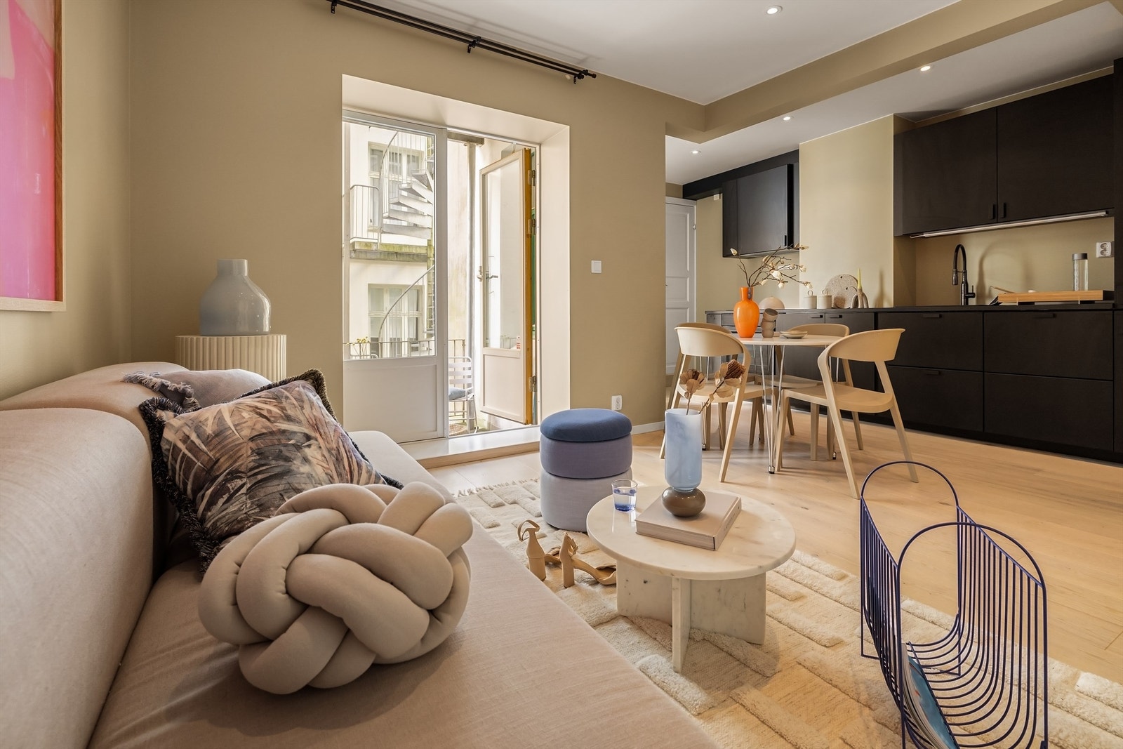 Flott leilighet med fine kvaliteter. Down lights, vindu ved kjøkkenet og dør med glassfelt i stuen gir behagelig belysning i rommet. Galleribilde