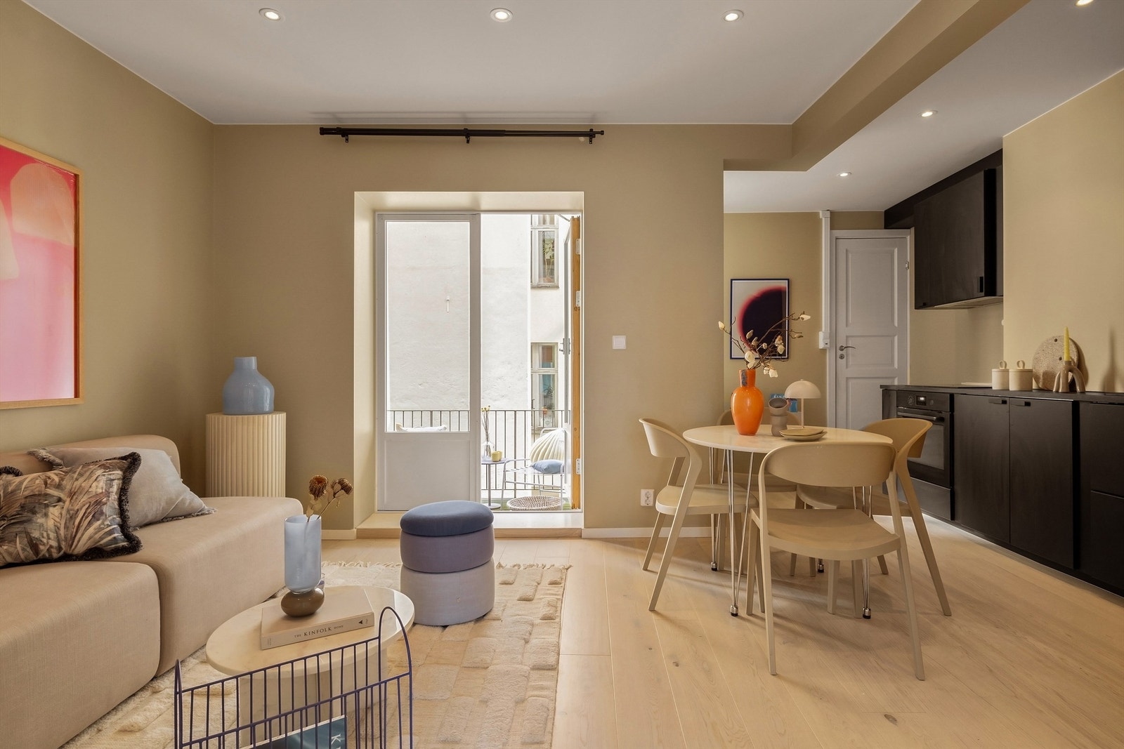 Led-spotter i tak. Lys trivelig leilighet i særdeles populært område. Galleribilde