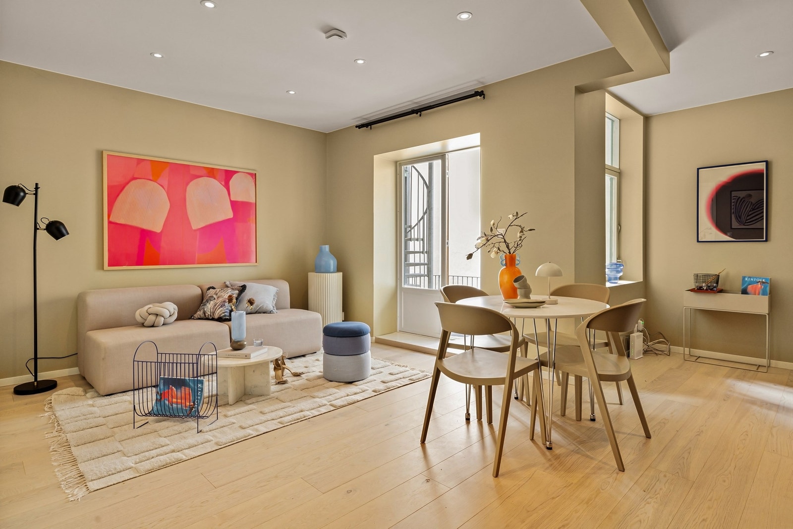 Lys og meget innbydende leilighet med moderne kvaliteter. Galleribilde