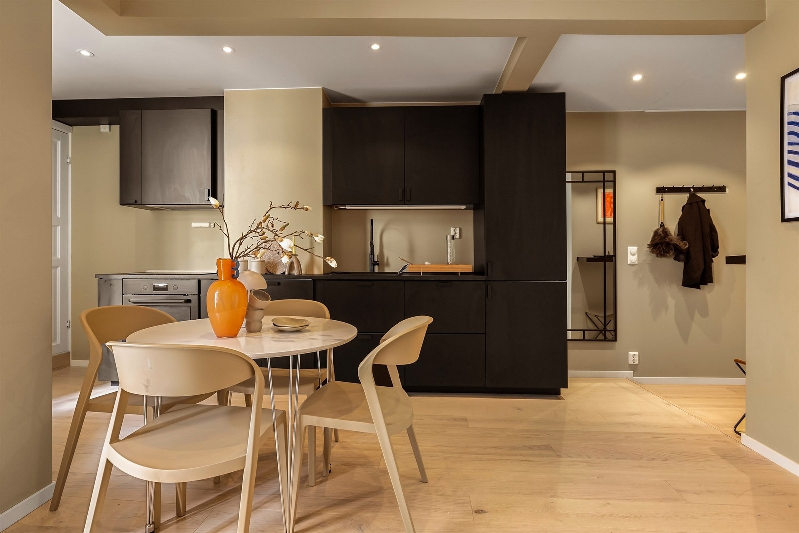 Veggene er gipset og malt i innbydende og moderne farger. Galleribilde