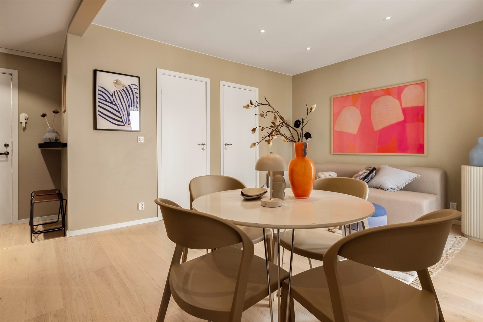 Fra stuen er det adkomst til leiligheten to soverom. Dette var tidligere ett soverom som nåværende eier har delt opp til to soverom. Galleribilde