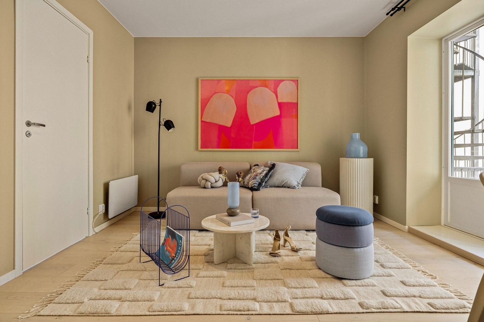 De slette overflatene med listefrie overganger gir leiligheten et moderne og stramt uttrykk. Parkett på gulvet. Galleribilde