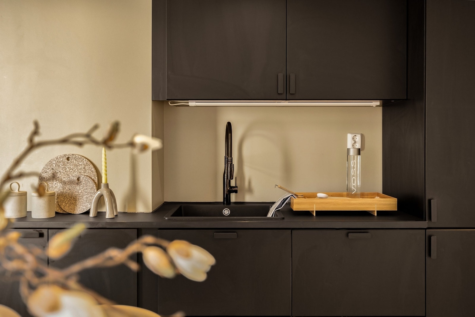 Integrerte hvitevarer på kjøkkenet medfølger i handelen. Sort armatur og kjøkkenservant. Galleribilde