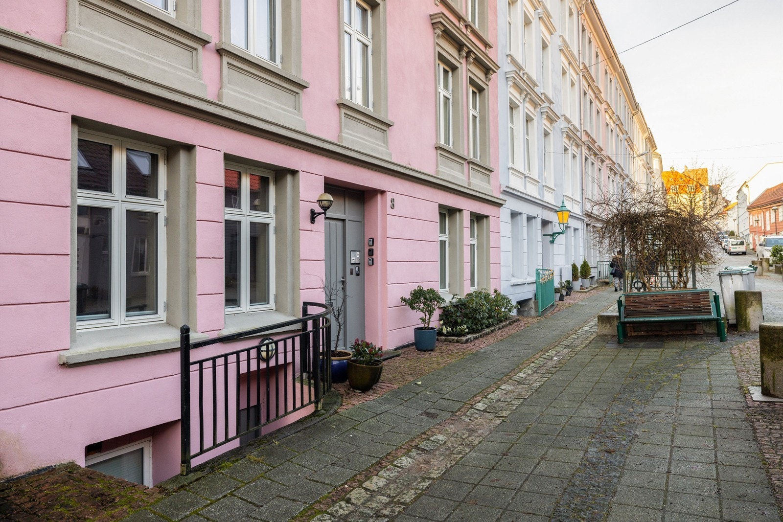 Fra leiligheten er det gangavstand til alle servicetilbud som man trenger i hverdagen. Det er blant annet bare noen minutters gange dagligvarebutikker som Joker Sandviken og Meny Støletorget. Galleribilde