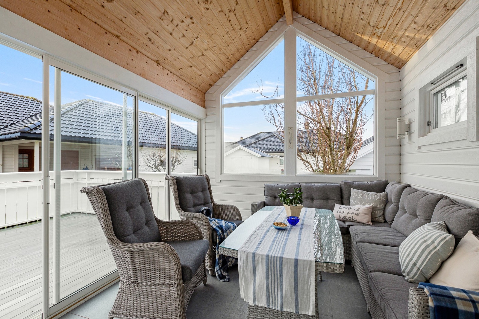 Det er påbygd en sommerstue med tilkomst fra stuen. En hyggelig forlengelse av stuen på sommerhalvåret. Galleribilde