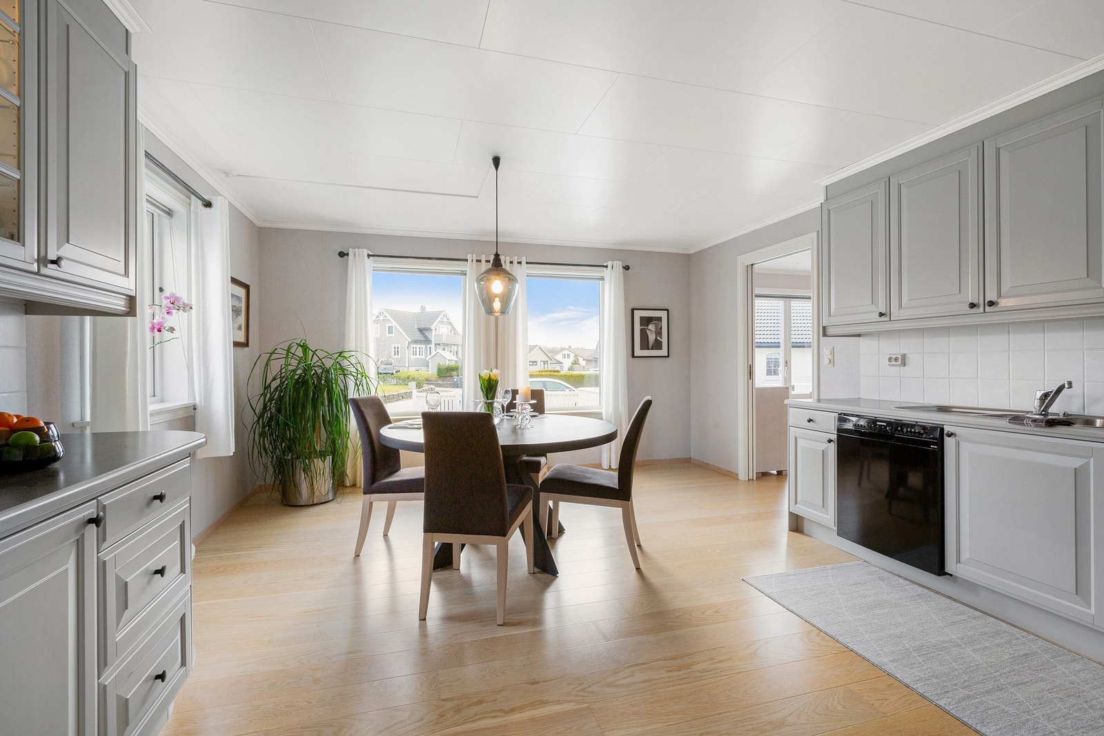 Her er det god skap og benkeplass. Malt kjøkkeninnredning fra drømmekjøkken. Galleribilde