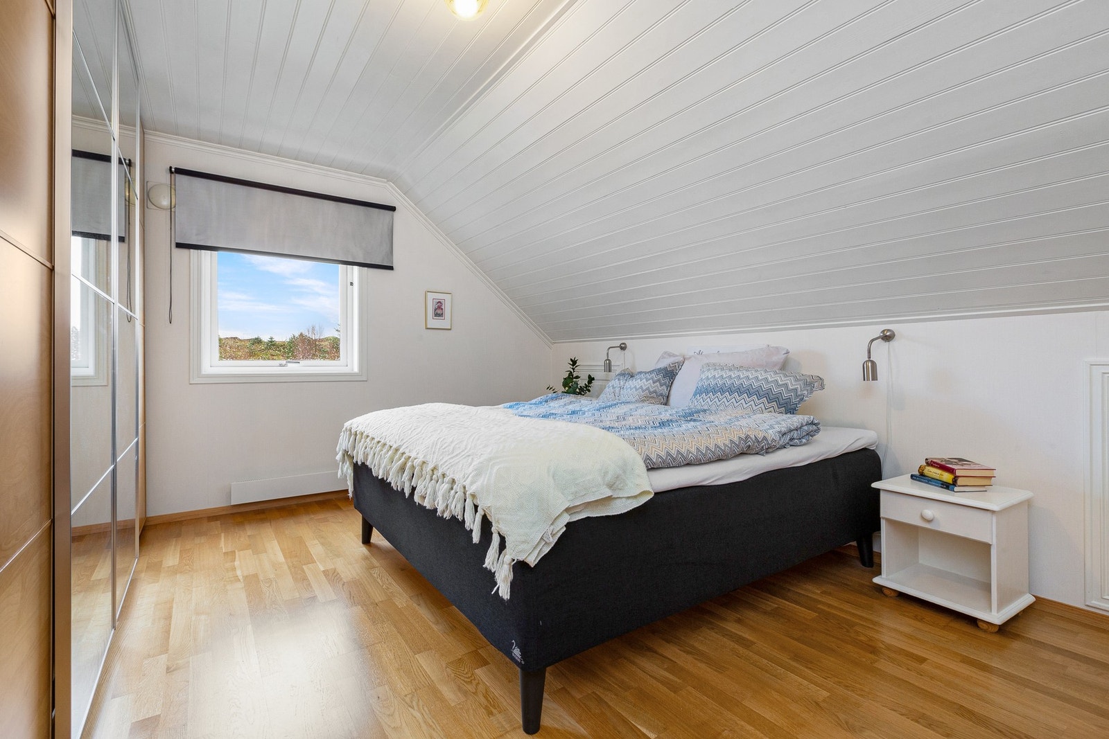 Hovedsoverom med god skyvedørsgarderobe. Galleribilde