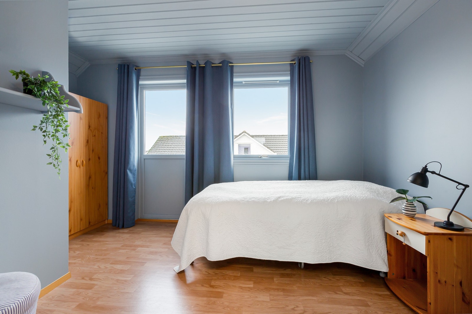 Det siste soverommet i øverste etasje, med utgang til balkong. Galleribilde