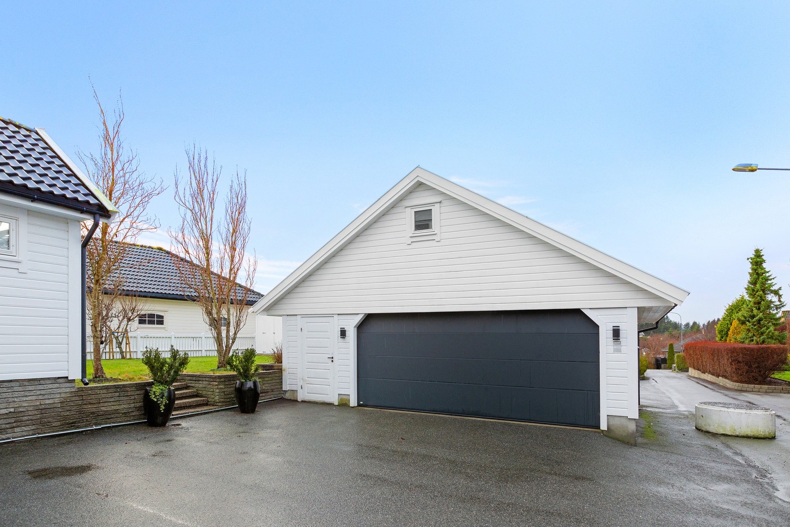 Asfaltert innkjørsel med en romslig og kjekk dobbel garasje, som er perfekt til vinterstid og lagring. Her er det også elbillader. Galleribilde
