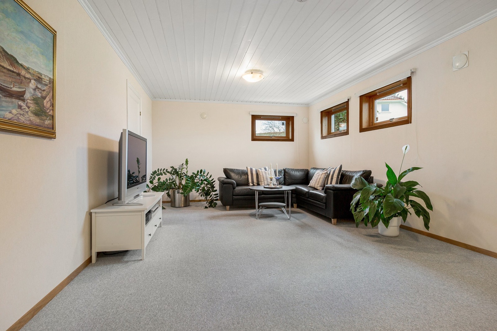 En romslig kjellerstue med god plass til spill og morro. Galleribilde