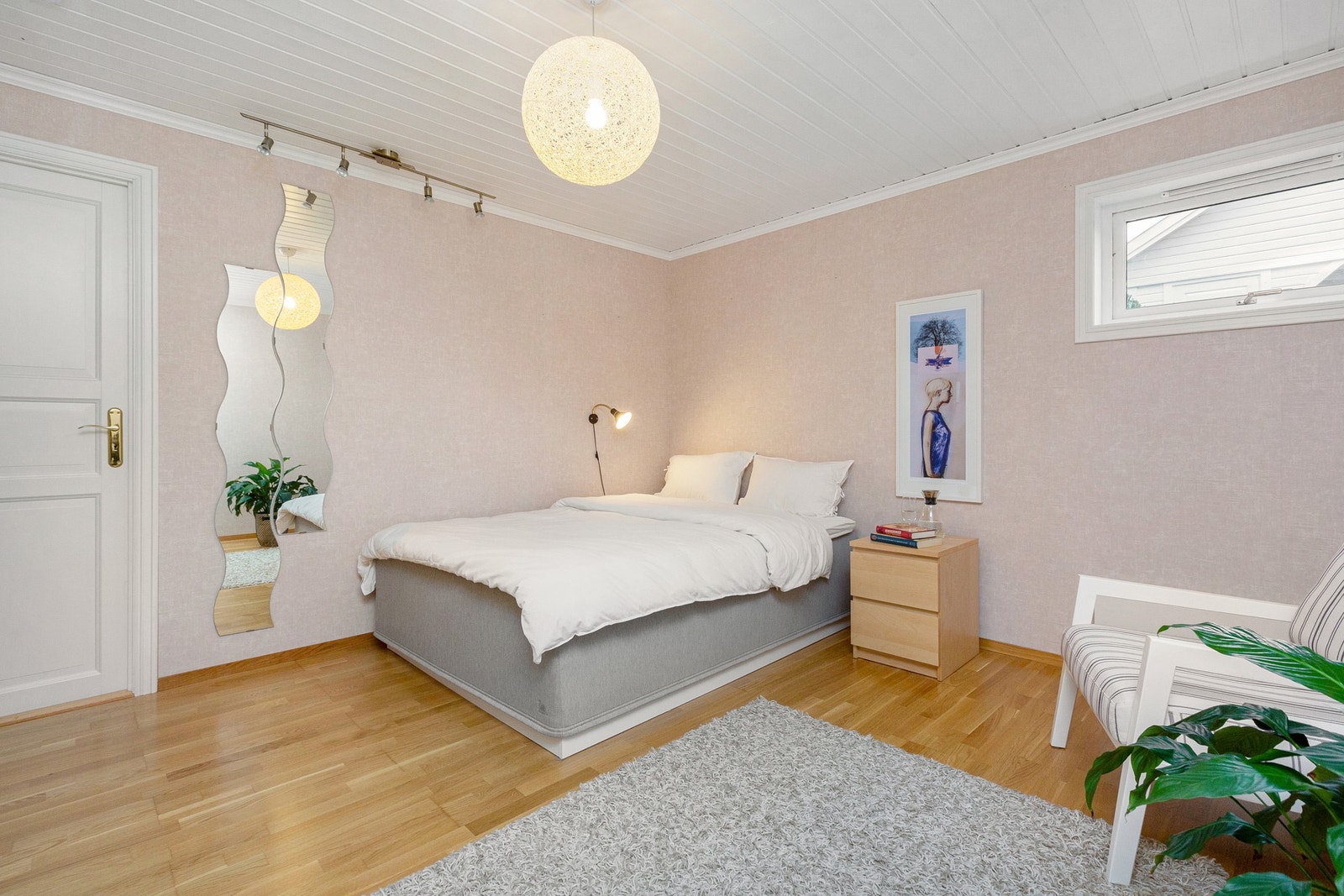 Like innenfor er det et soverom med bod. En praktisk romløsning om du har en ungdom. Tilhørende bod til soverom. Galleribilde