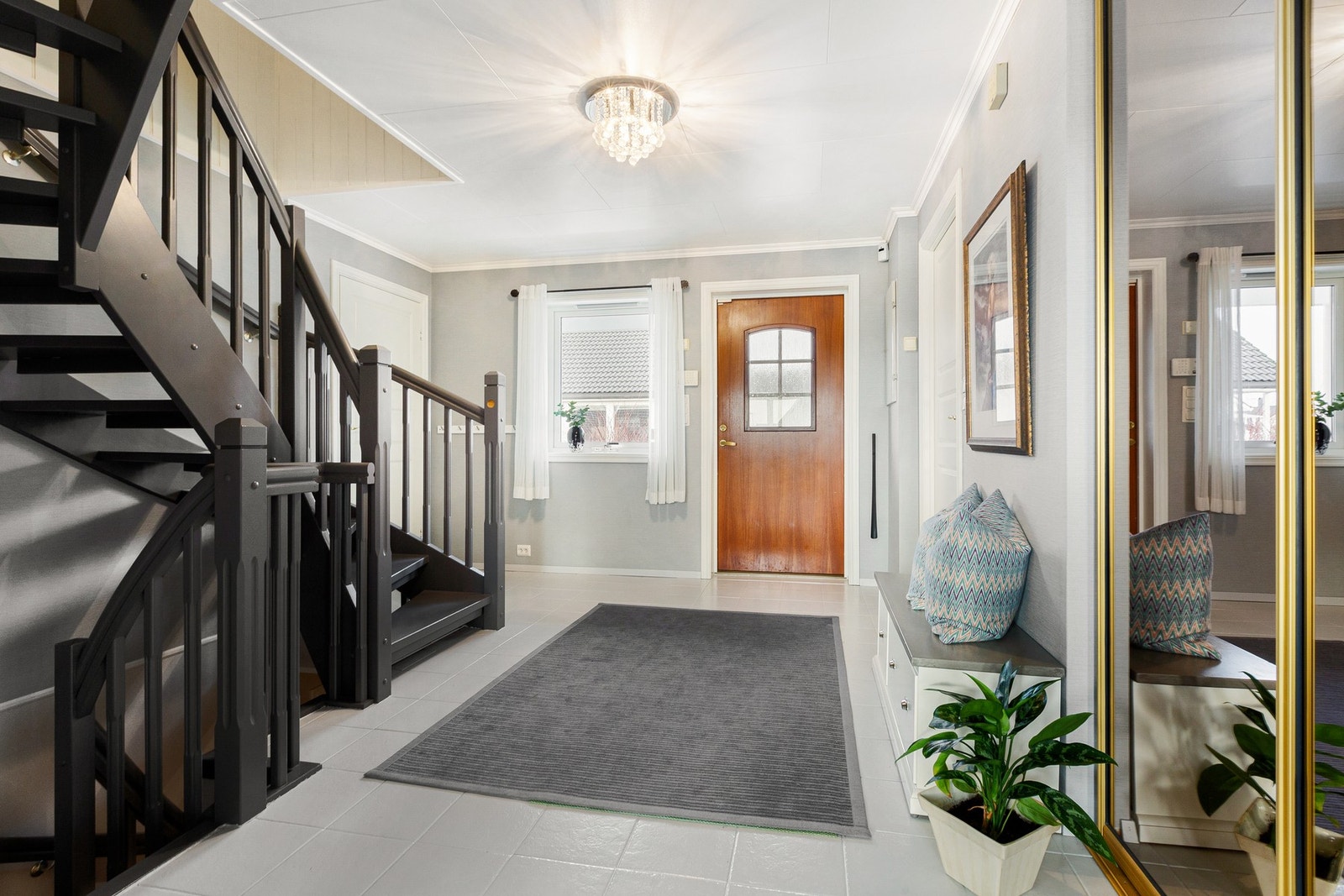 Første etasje byr på en herlig planløsning med en romslig gang med garderobeløsning. Galleribilde