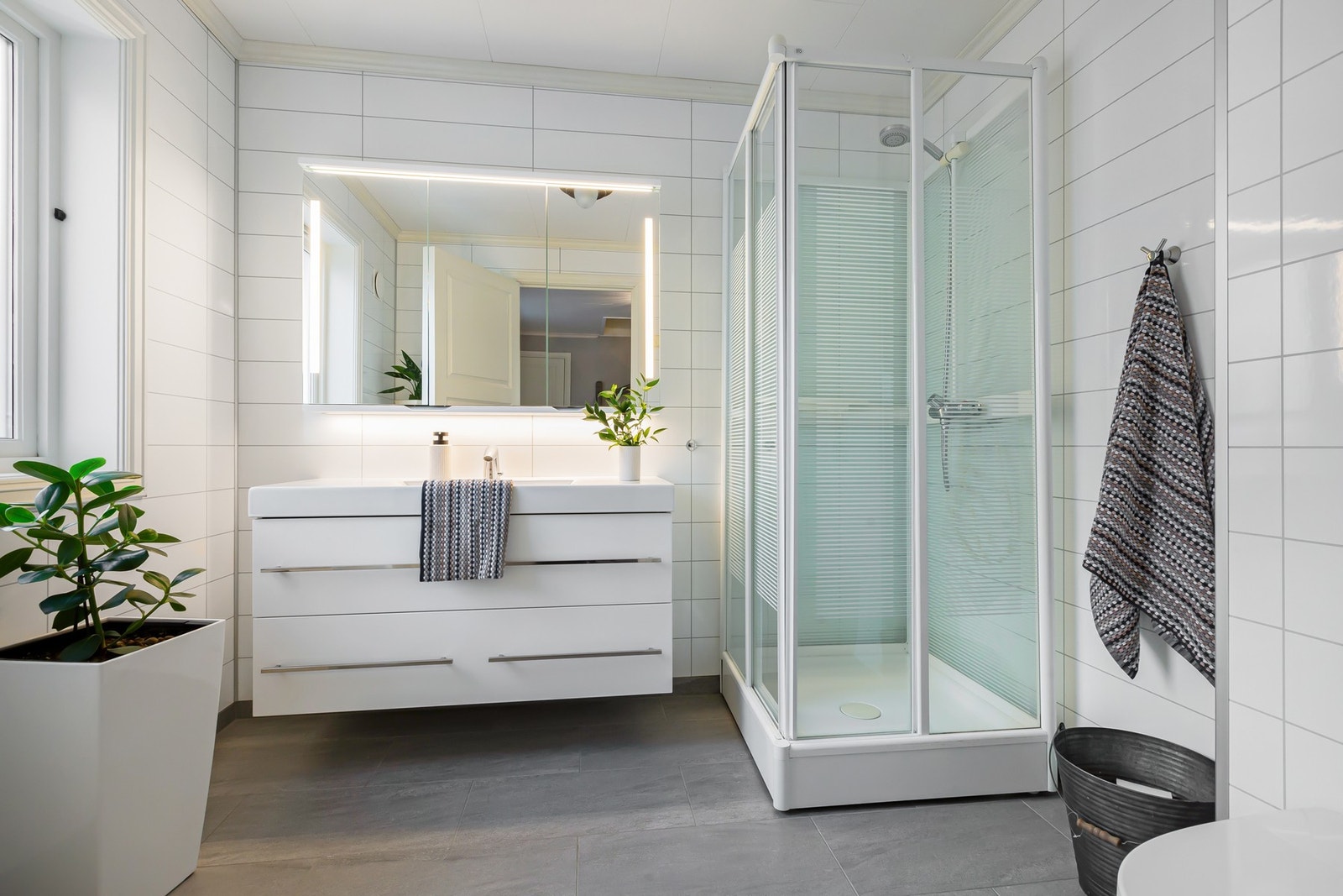 Her er det et pent bad med en praktisk plassering like ved inngangen. Galleribilde