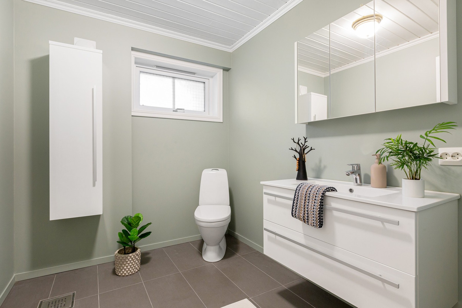 Det er et eget toalett i kjelleren. Her er det opplegg for å kunne installere dusj om ønskelig. Galleribilde