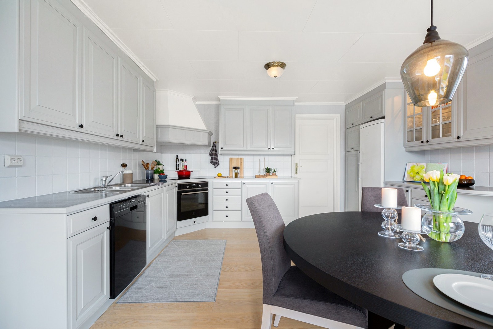 Huset sitt kjøkken er et romslig rom med plass til spisebord. Galleribilde