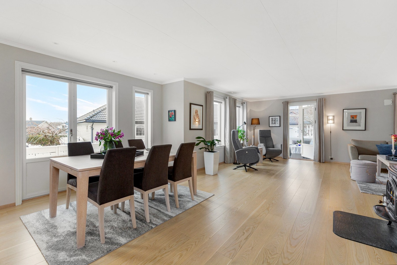 En romslig stue med flere møblerings muligheter. Galleribilde