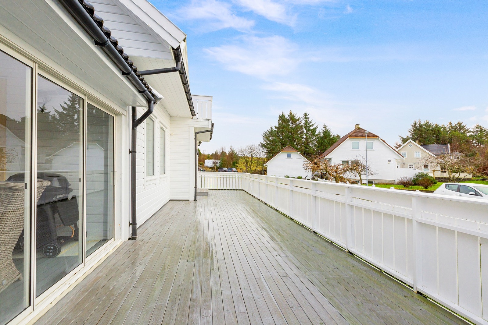 Kjekk terrasse hvor en har god plass til utemøbler. Tilkomst fra stue og sommerstue. Galleribilde