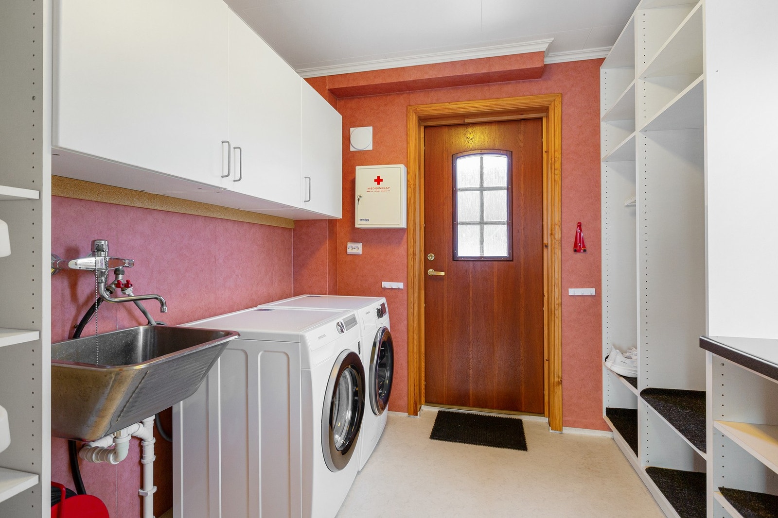 Tilkomst til vaskerom med bi-inngang. Her er det opplegg for vaskemaskin og god skapplass. Galleribilde