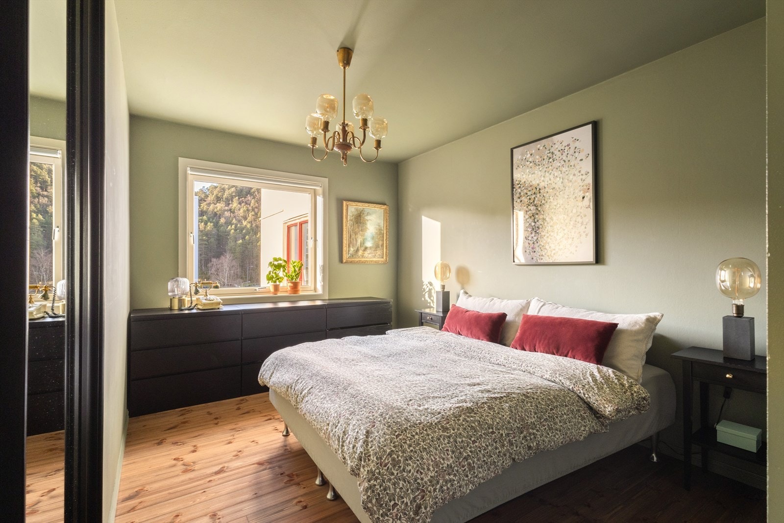 Leilighets hovedsoverom måler hele 12,4 m² og er praktisk innredet med godt med garderobeinnredning og dobbeltseng Galleribilde