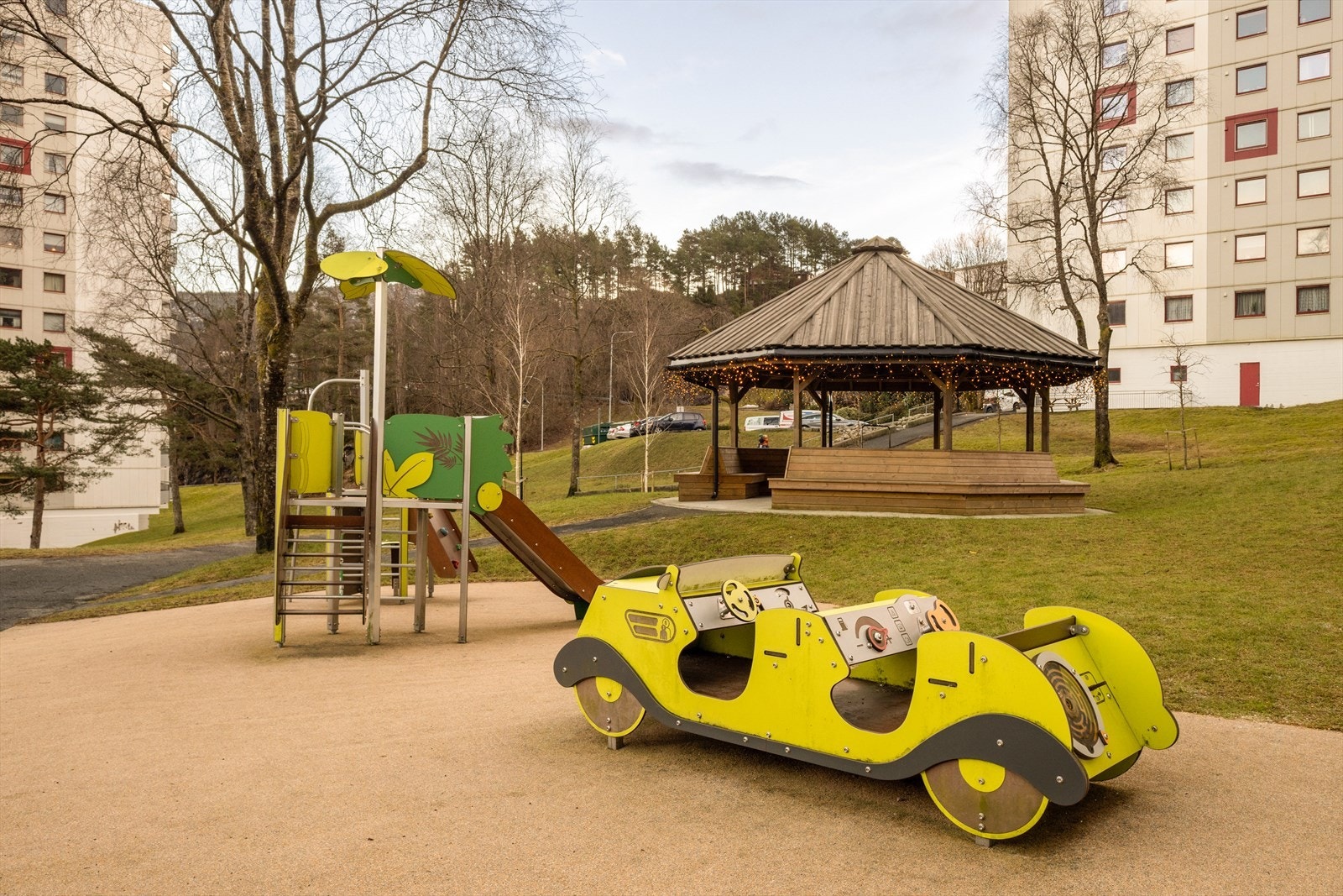 Tomten er pent opparbeidet med interne veier, lekeplass, grøntarealer og div prydbusker/beplantning Galleribilde