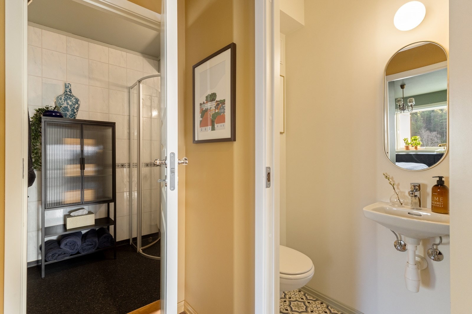 Separat toalettrom med vegghengt toalett og servant Galleribilde