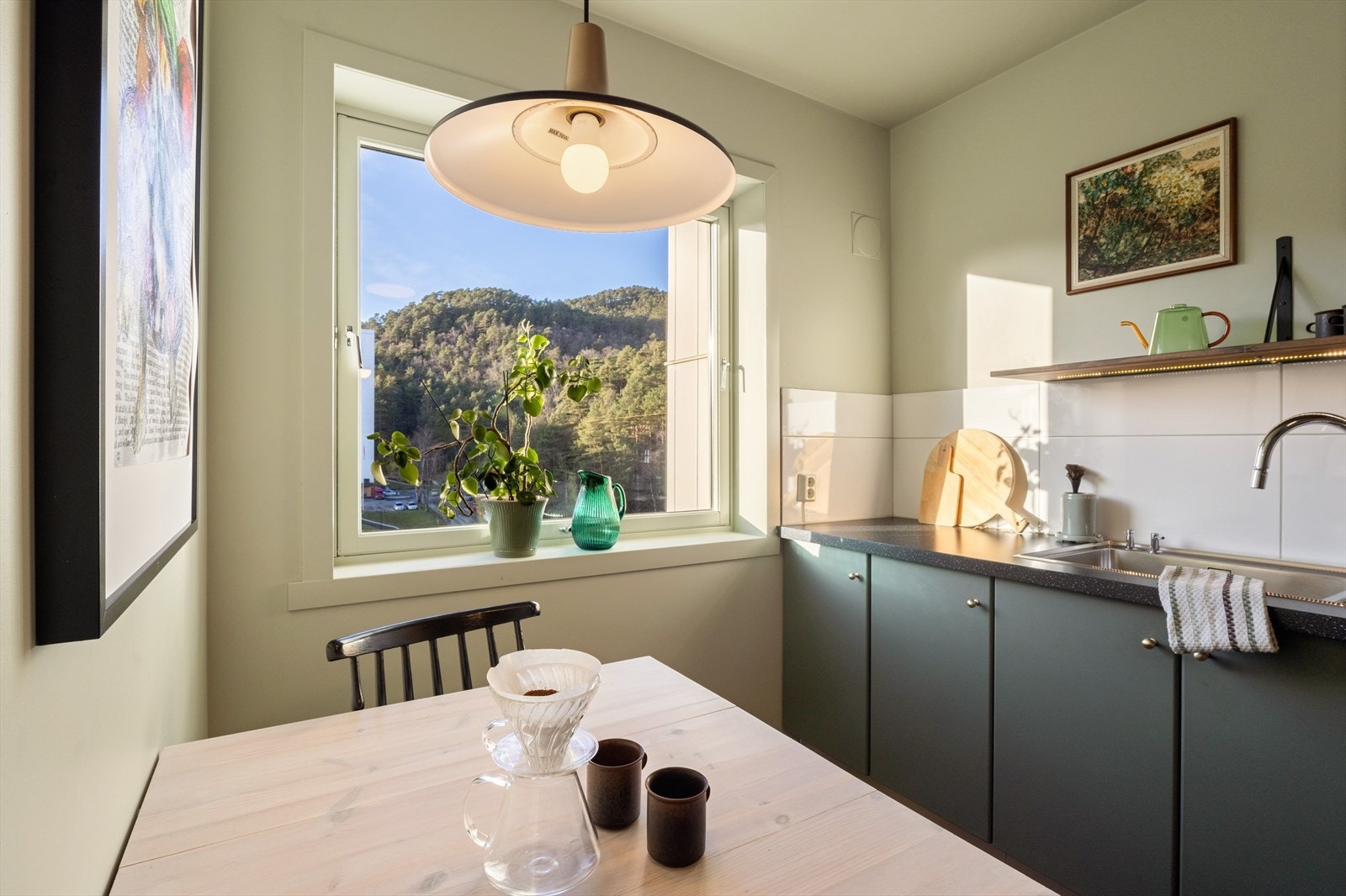 Ikea kjøkken med laminert benkeplate og slette fronter Galleribilde