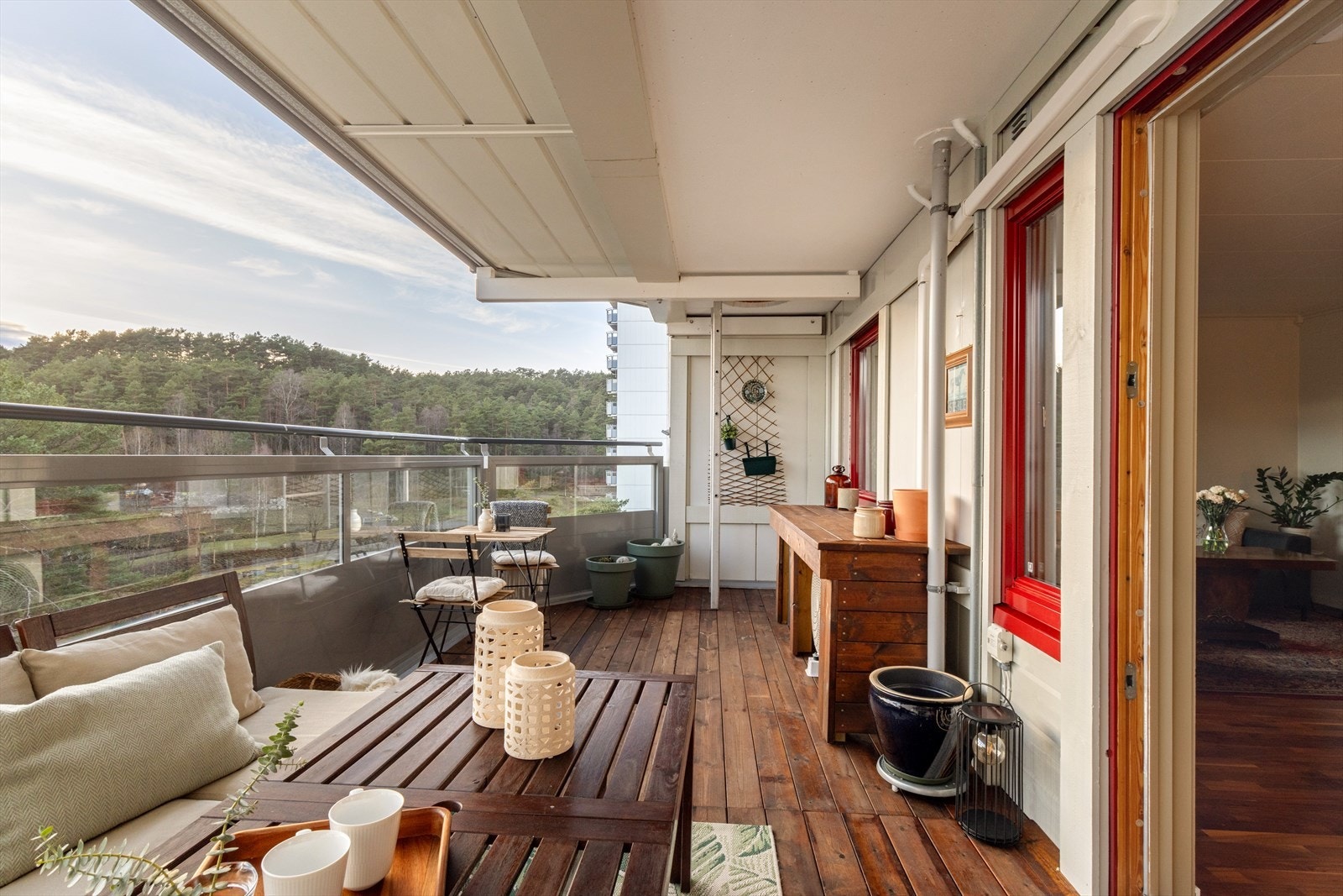 Balkongen er overbygd og måler hele 15,3 m² Galleribilde