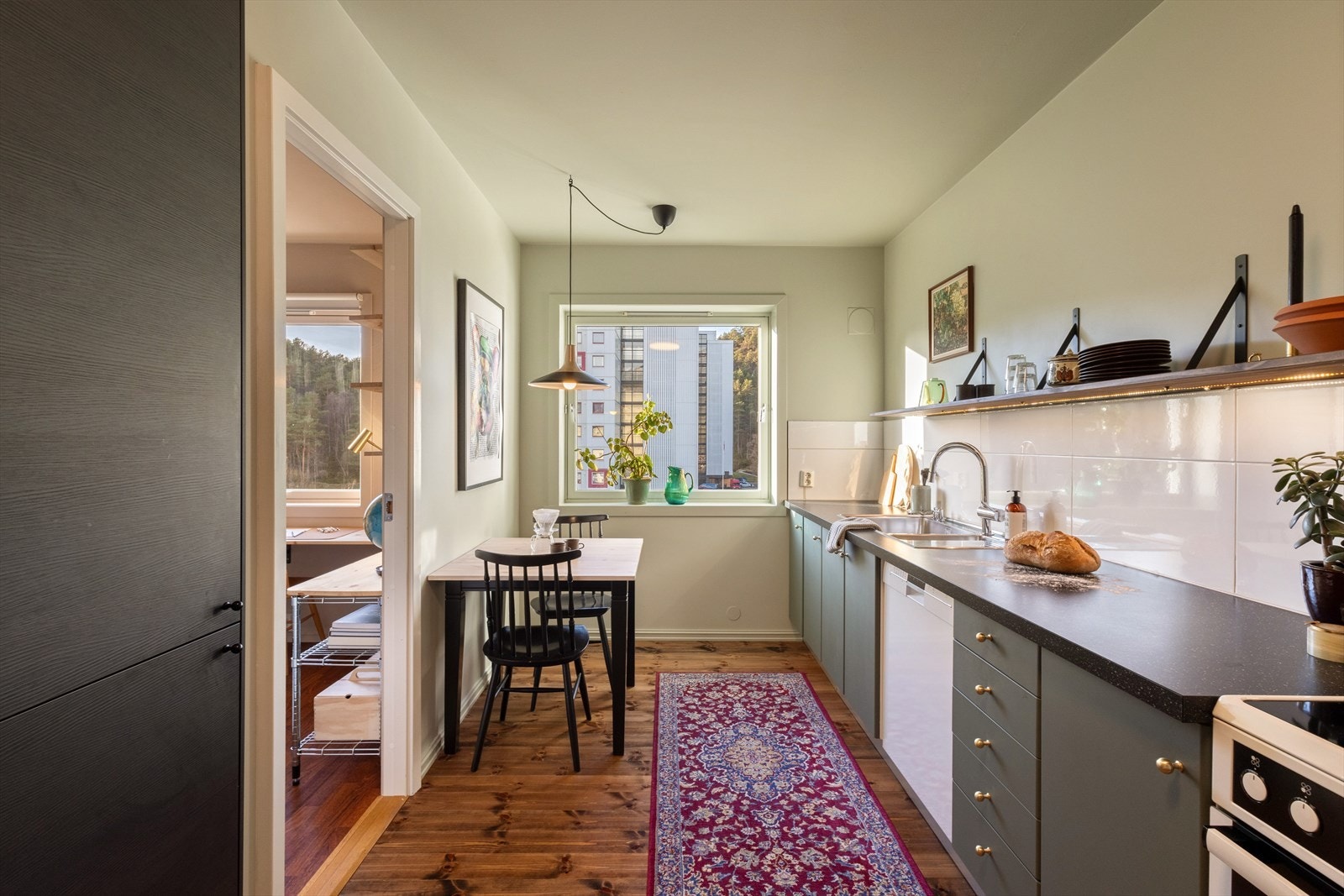 Her er det integrert kjøle/fryseskap og mikrobølgeovn Galleribilde